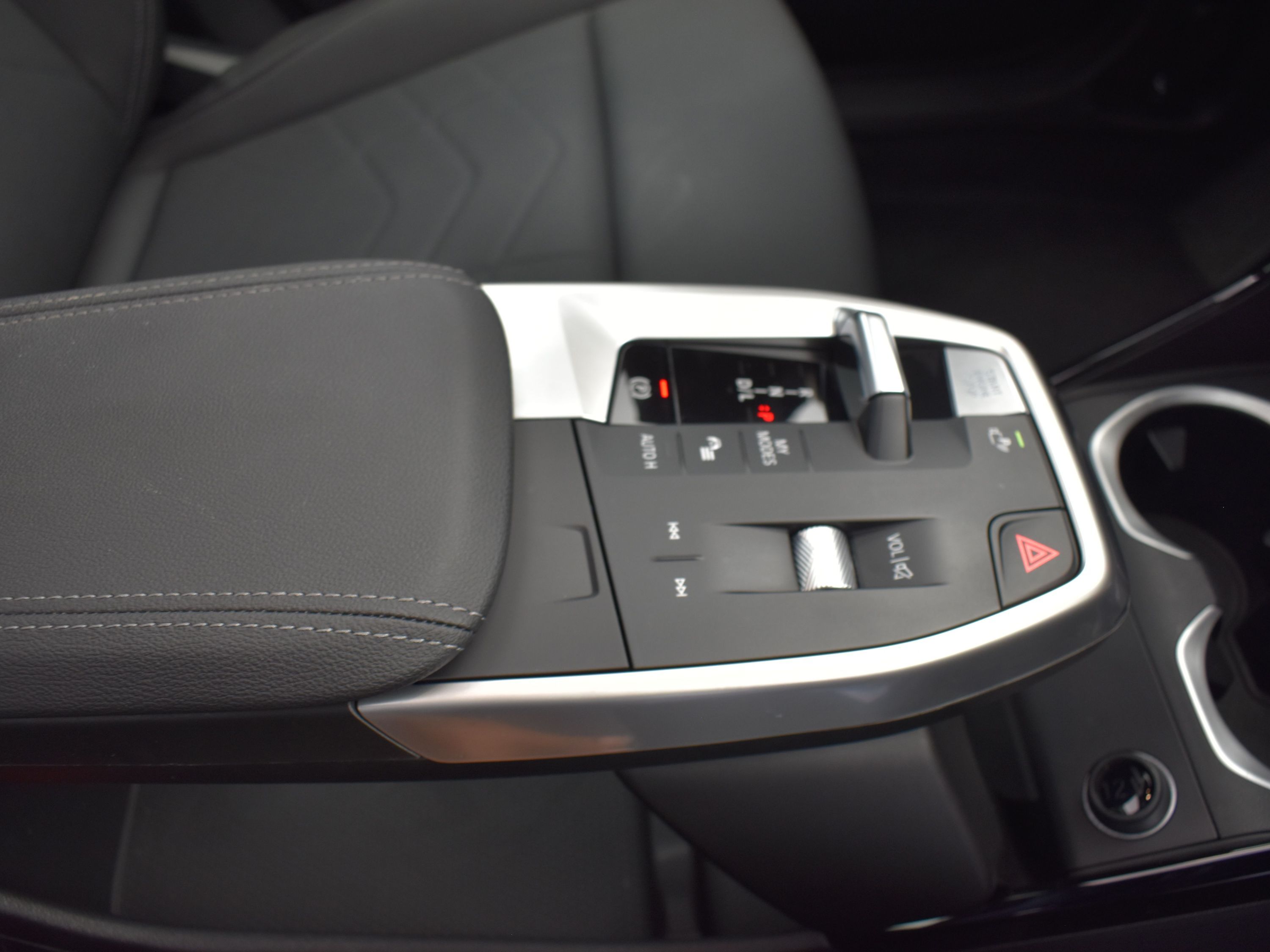 2023 Mineral White Metallic BMW X1 xDrive28i AWD SUV