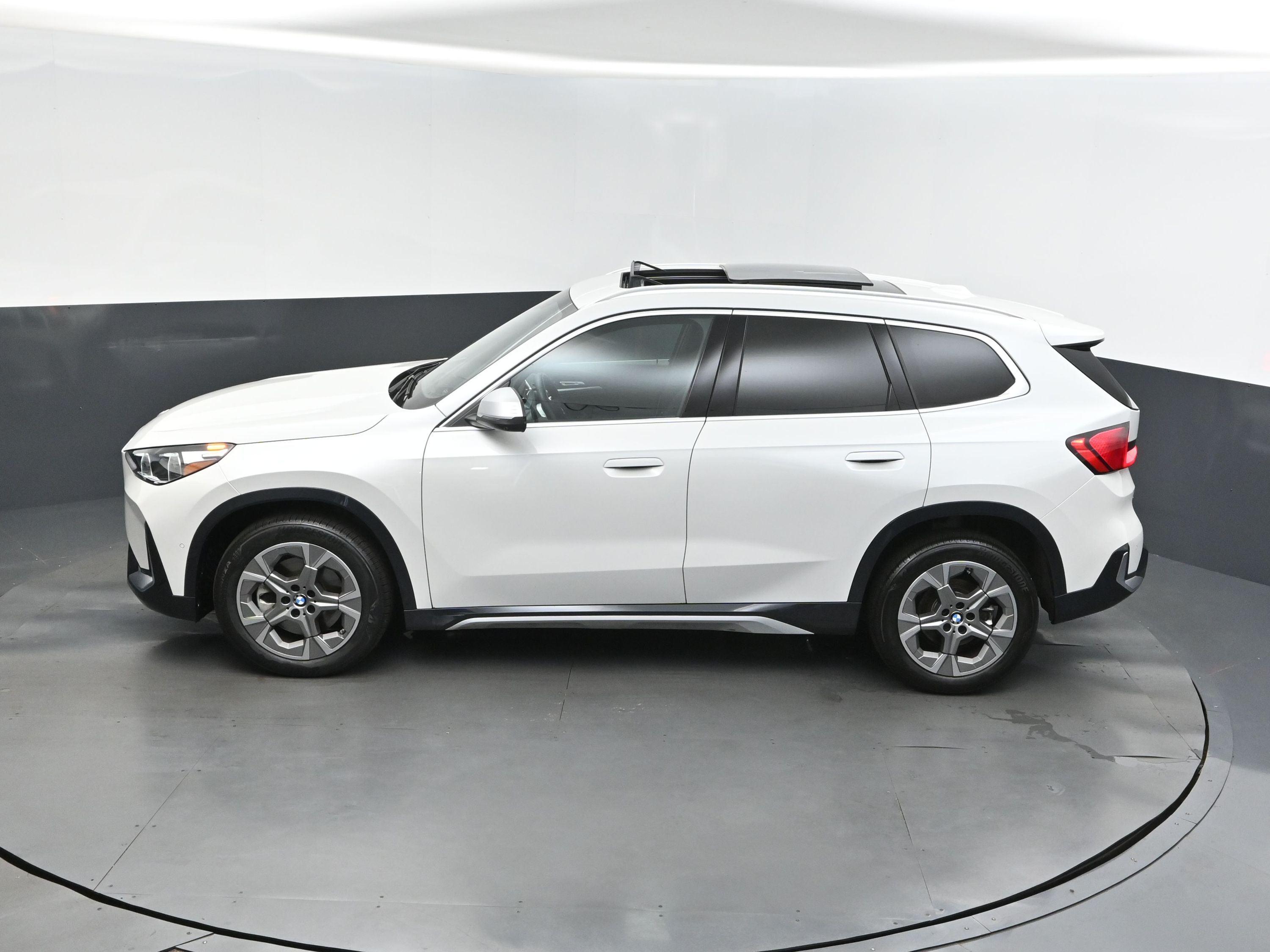 2023 Mineral White Metallic BMW X1 xDrive28i AWD SUV