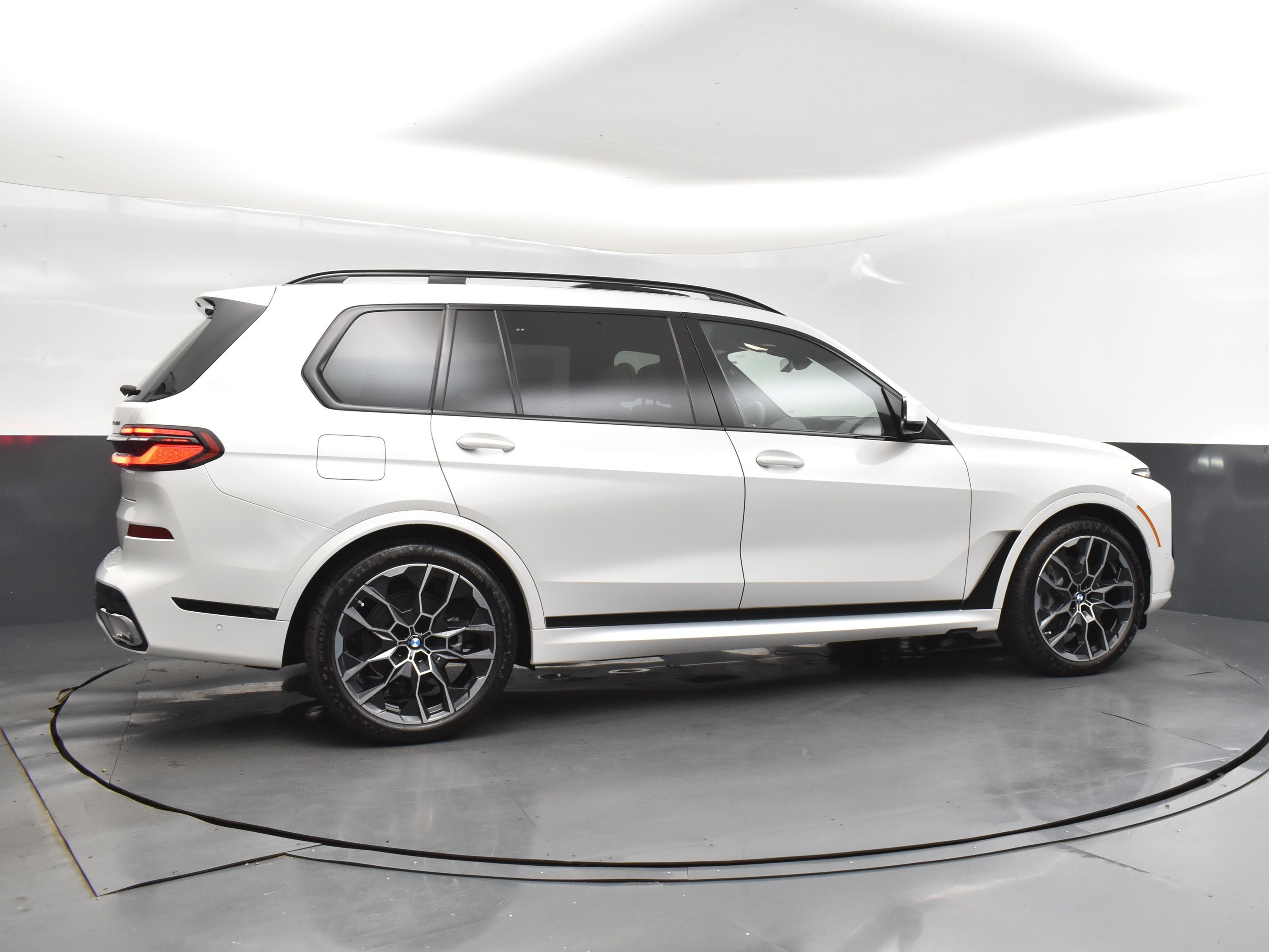 2026 Mineral White Metallic BMW X7 xDrive40i AWD SUV