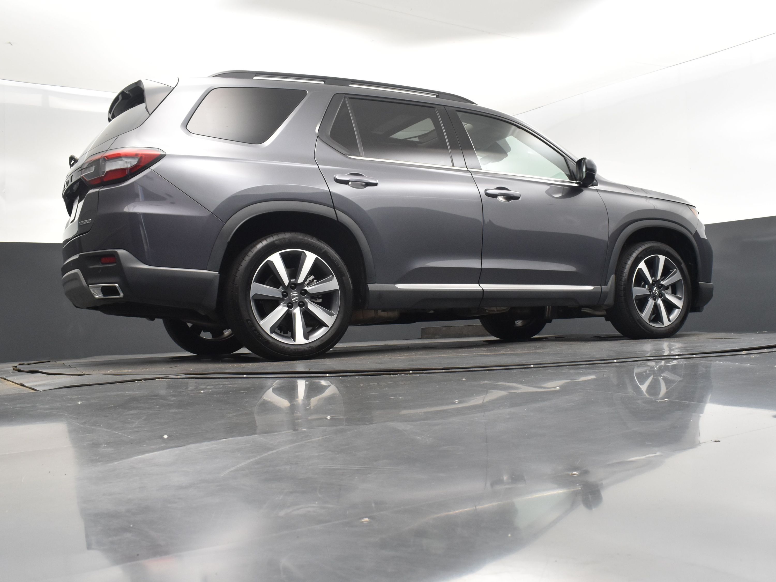 2025 Sonic Gray Pearl Honda Pilot Touring FWD SUV
