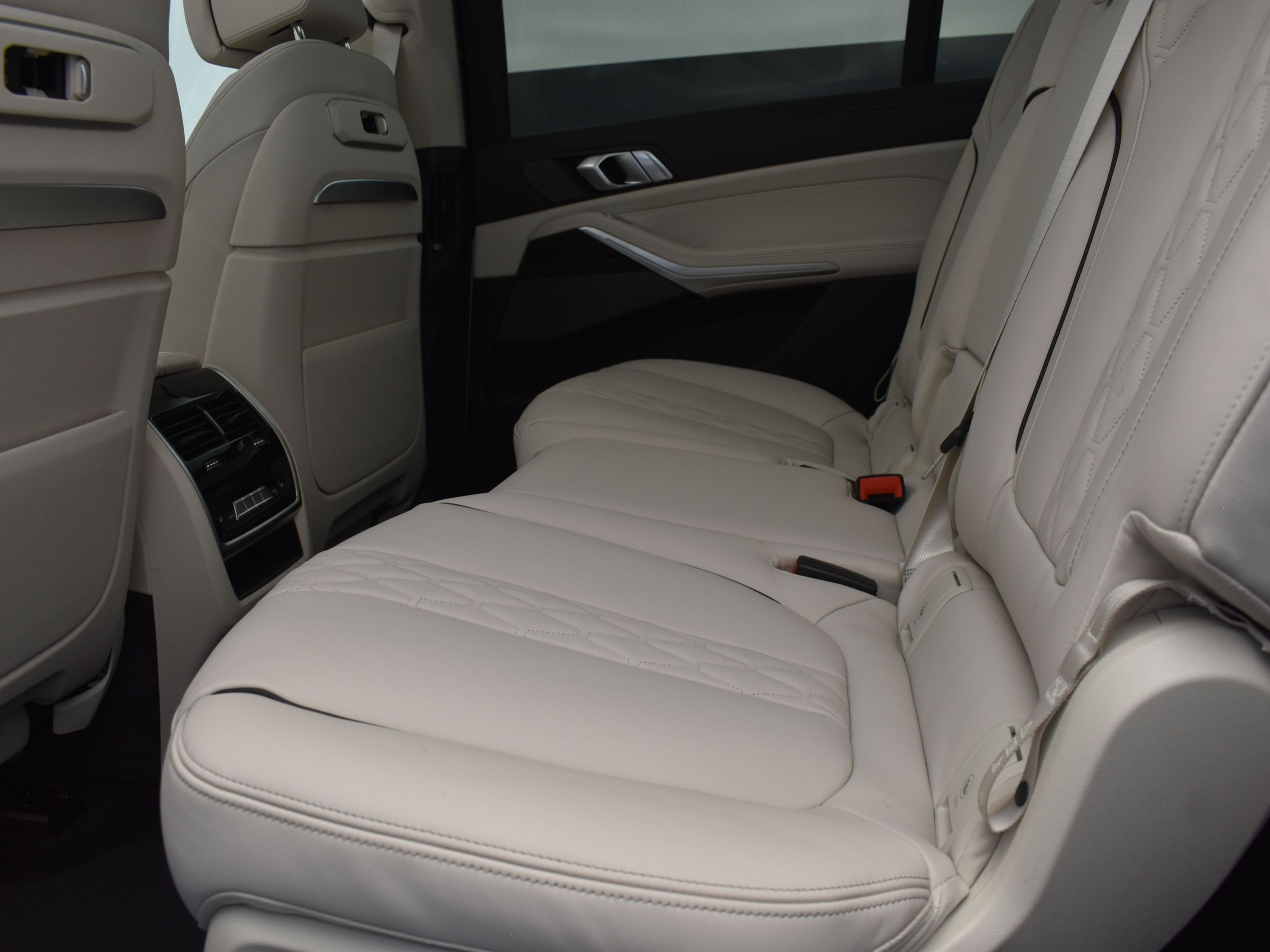 2026 Mineral White Metallic BMW X7 xDrive40i AWD SUV