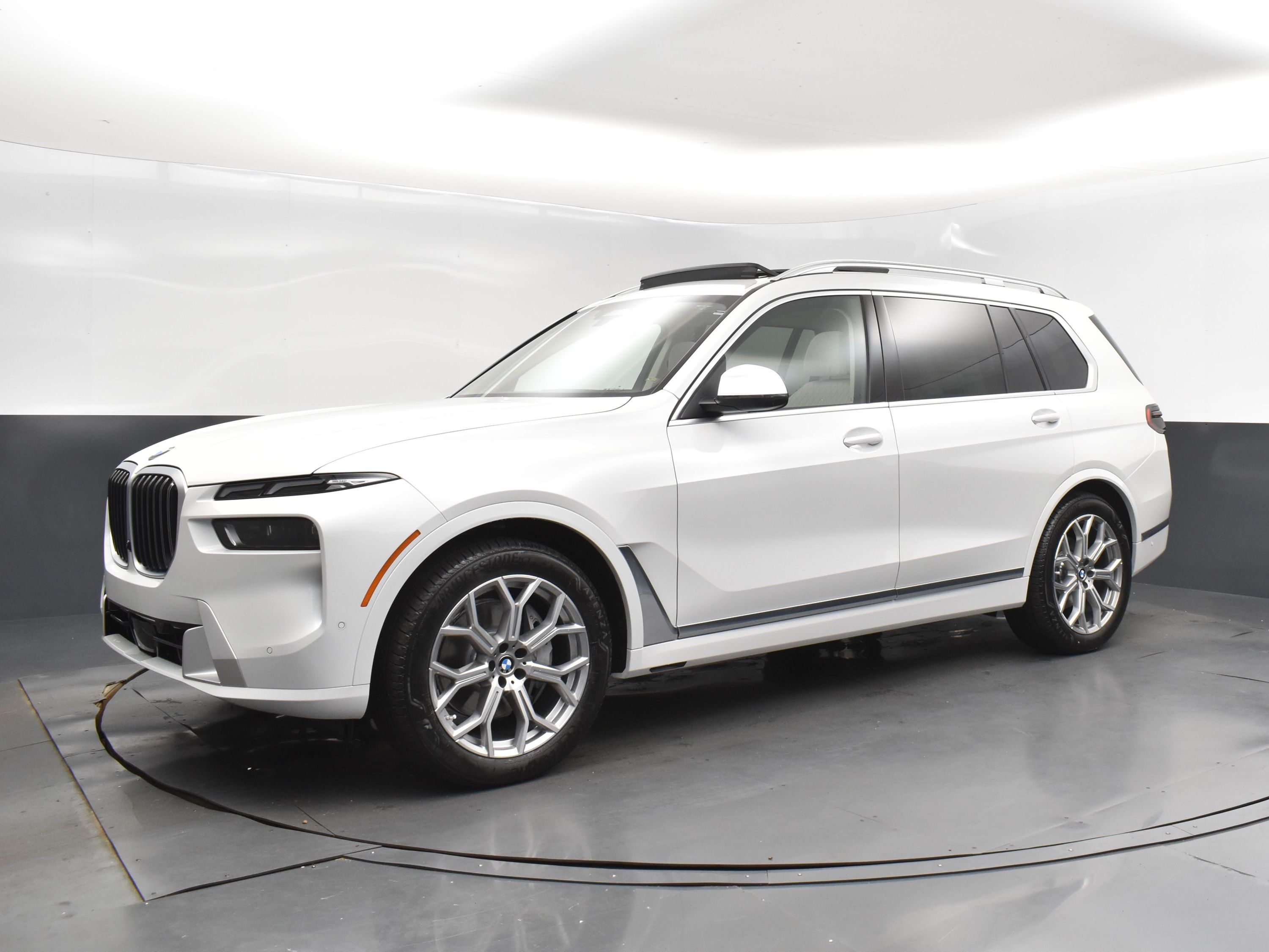 2026 Mineral White Metallic BMW X7 xDrive40i AWD SUV