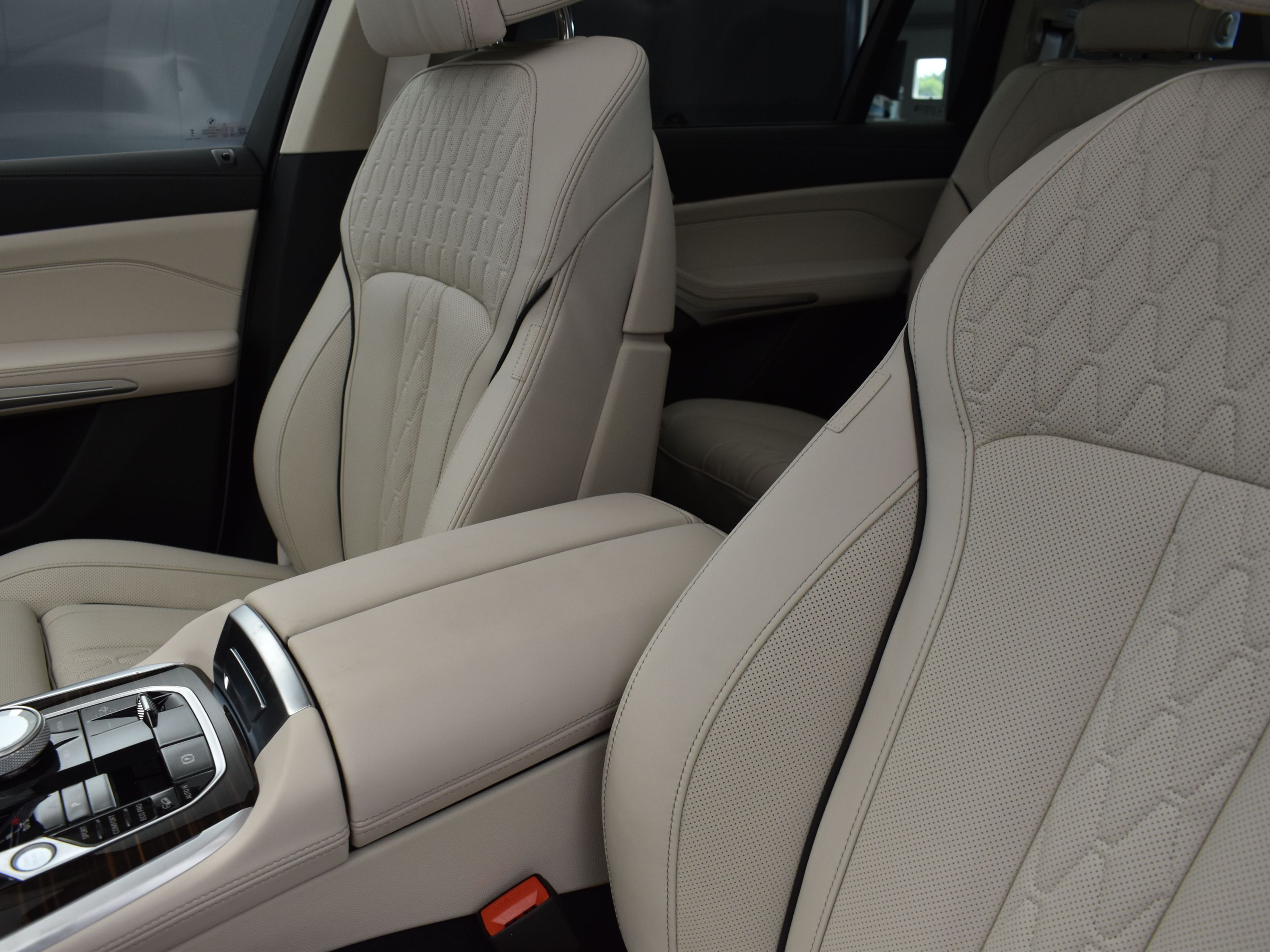 2026 Mineral White Metallic BMW X7 xDrive40i AWD SUV