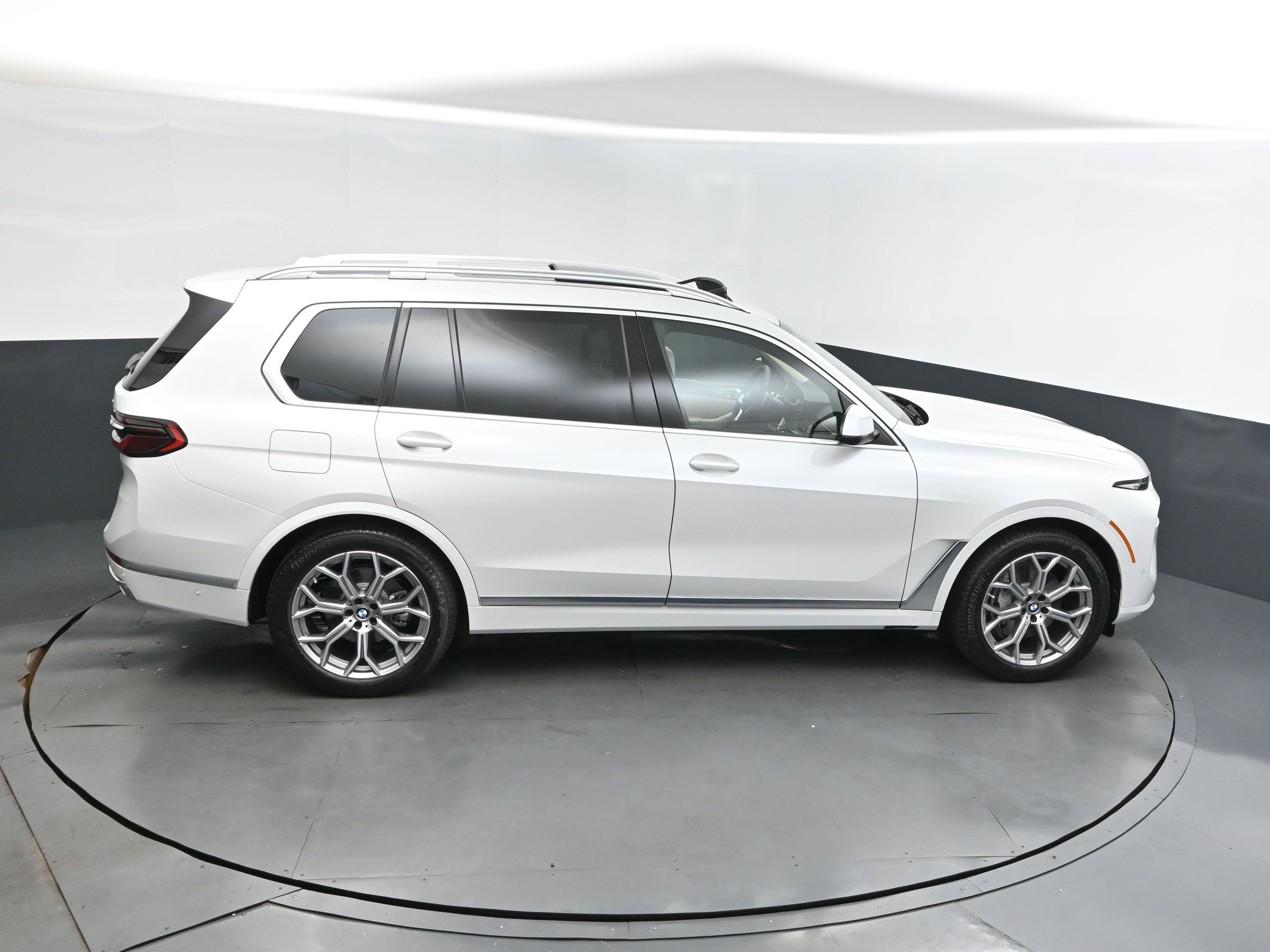 2026 Mineral White Metallic BMW X7 xDrive40i AWD SUV