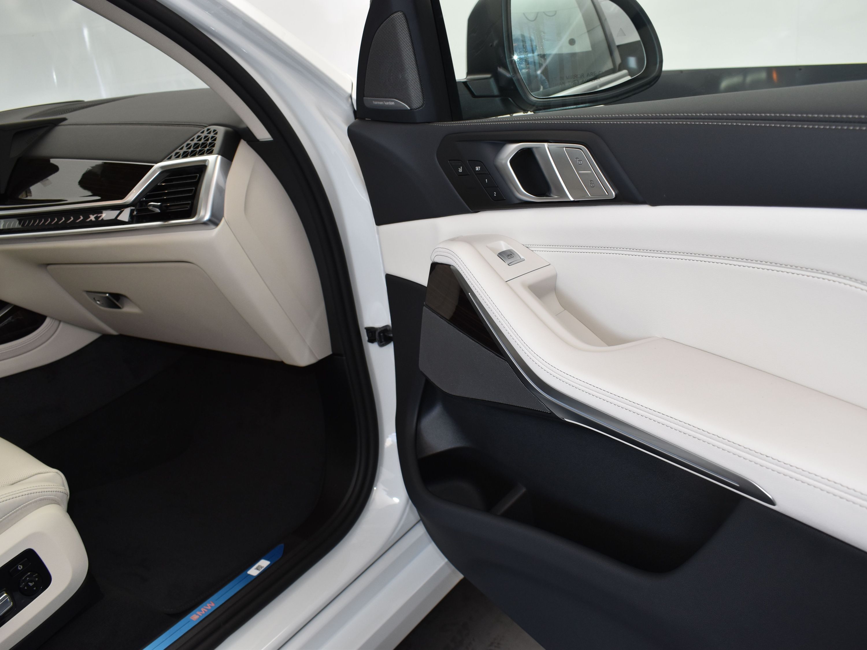 2026 Mineral White Metallic BMW X7 xDrive40i AWD SUV
