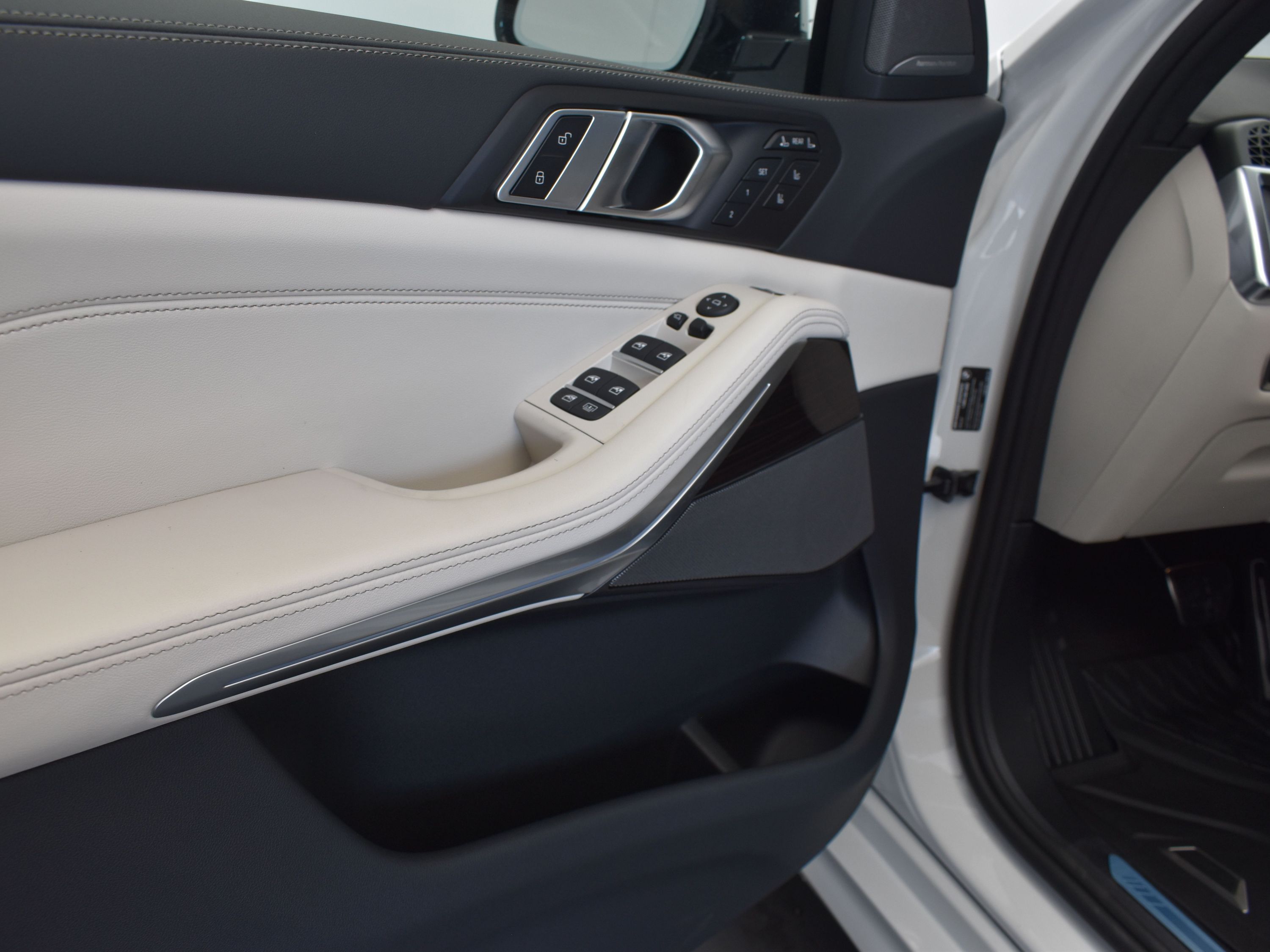 2026 Mineral White Metallic BMW X7 xDrive40i AWD SUV