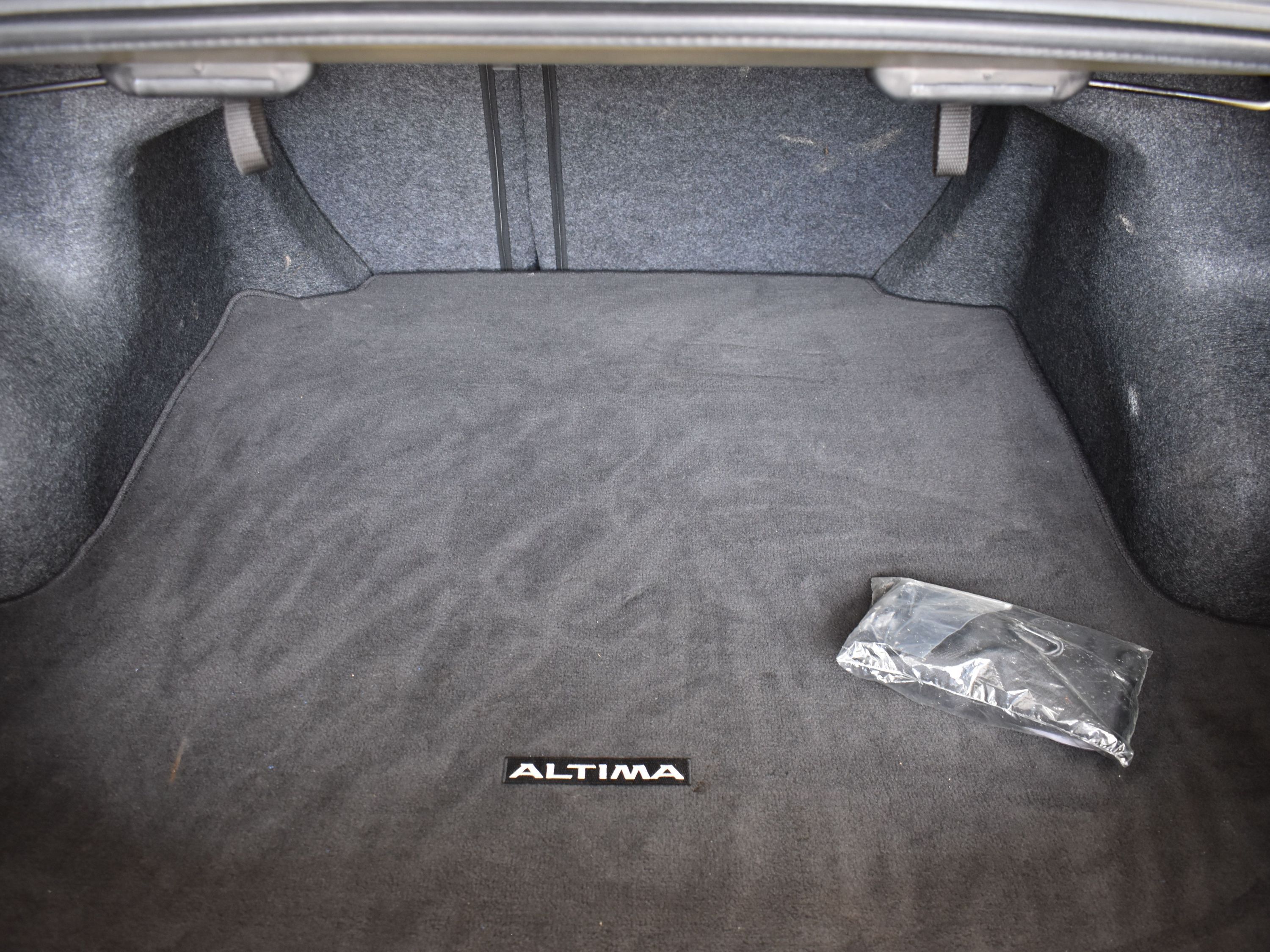2022 Super Black Nissan Altima 2.0 SR FWD Sedan