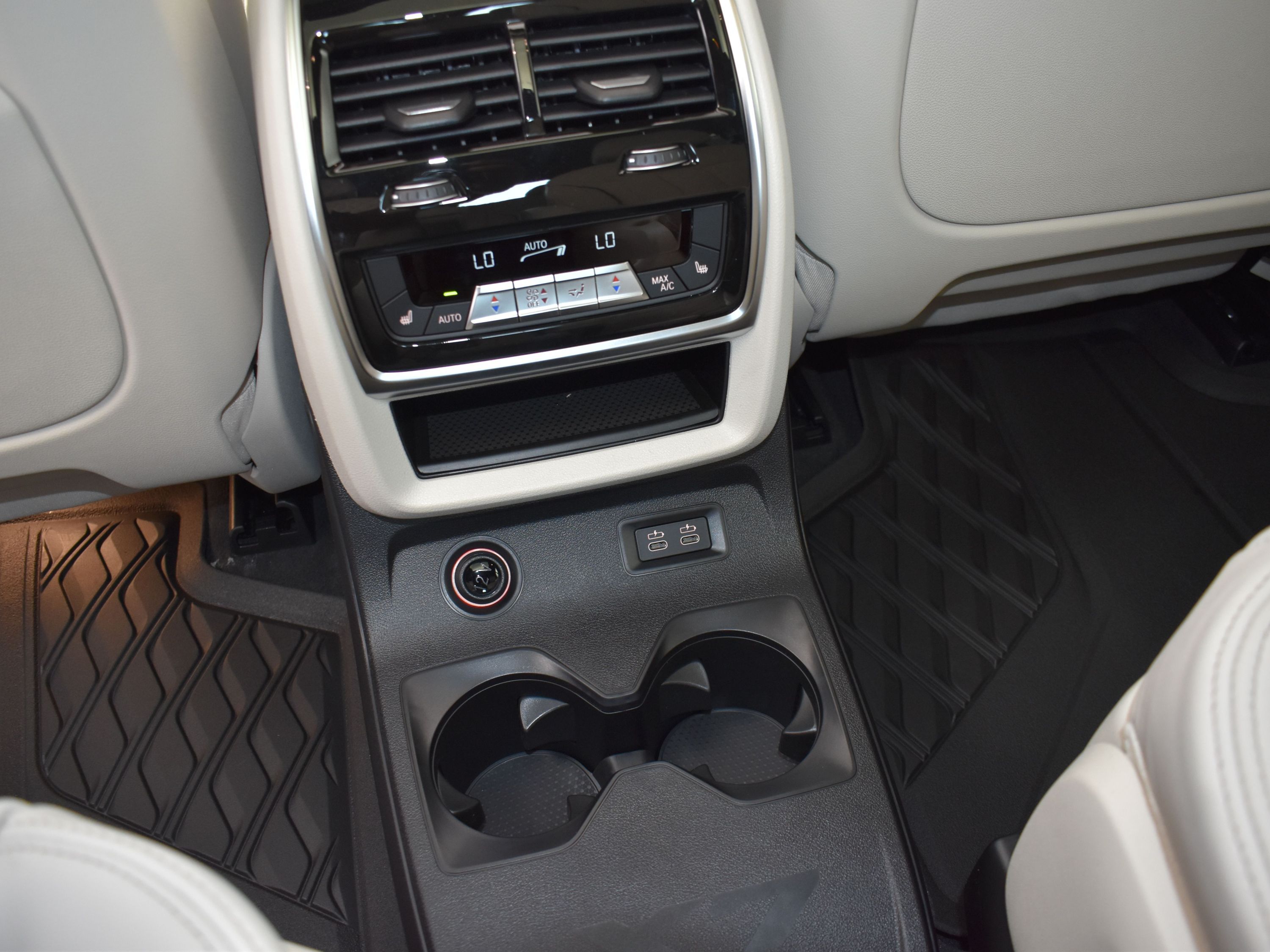 2026 Mineral White Metallic BMW X7 xDrive40i AWD SUV
