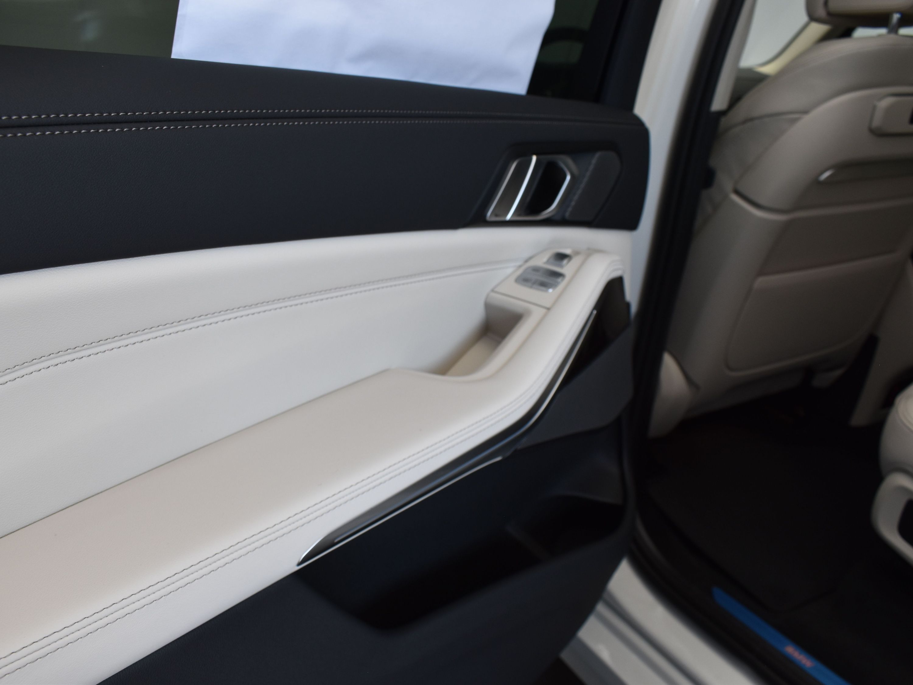 2026 Mineral White Metallic BMW X7 xDrive40i AWD SUV