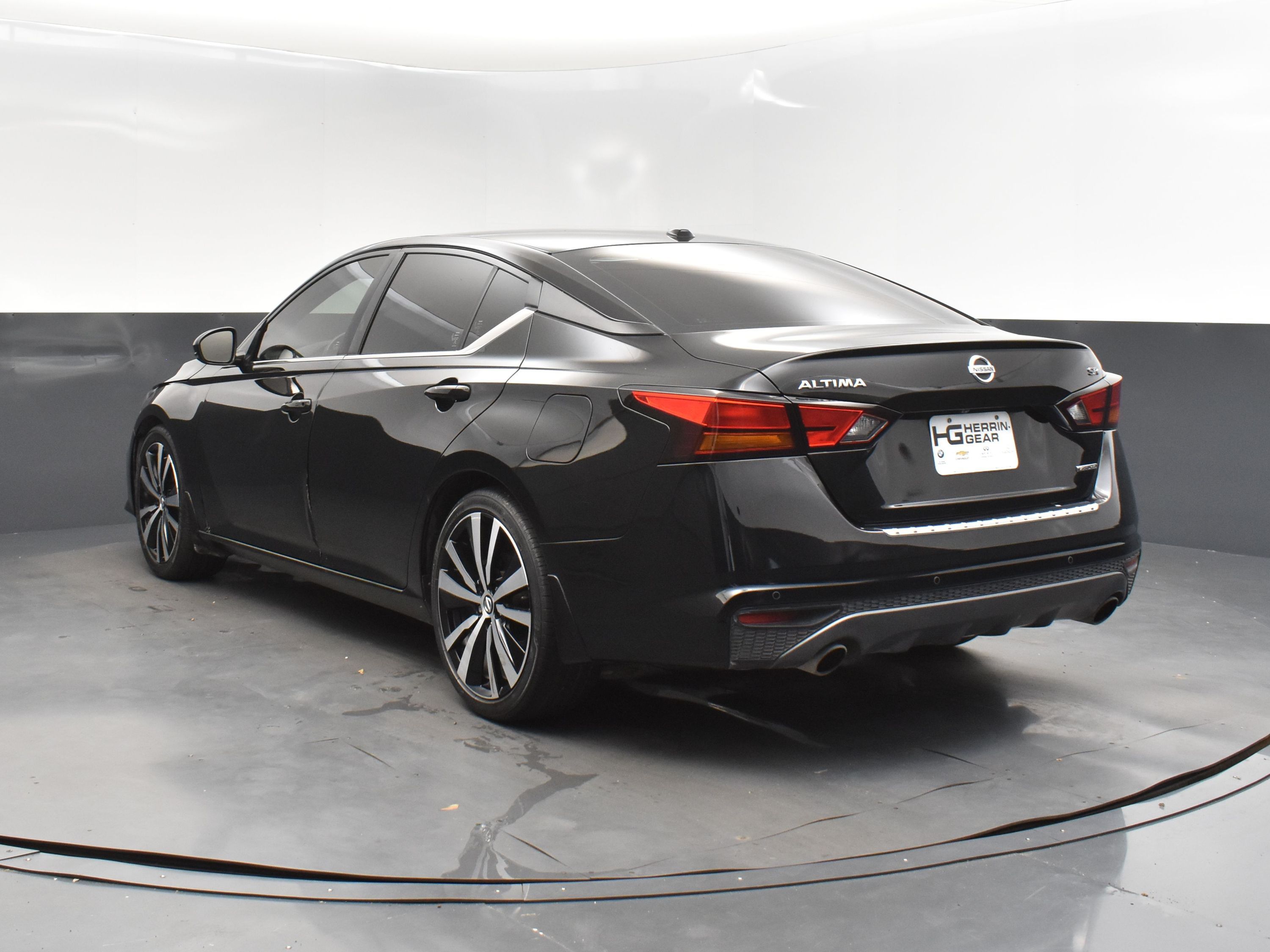 2022 Super Black Nissan Altima 2.0 SR FWD Sedan