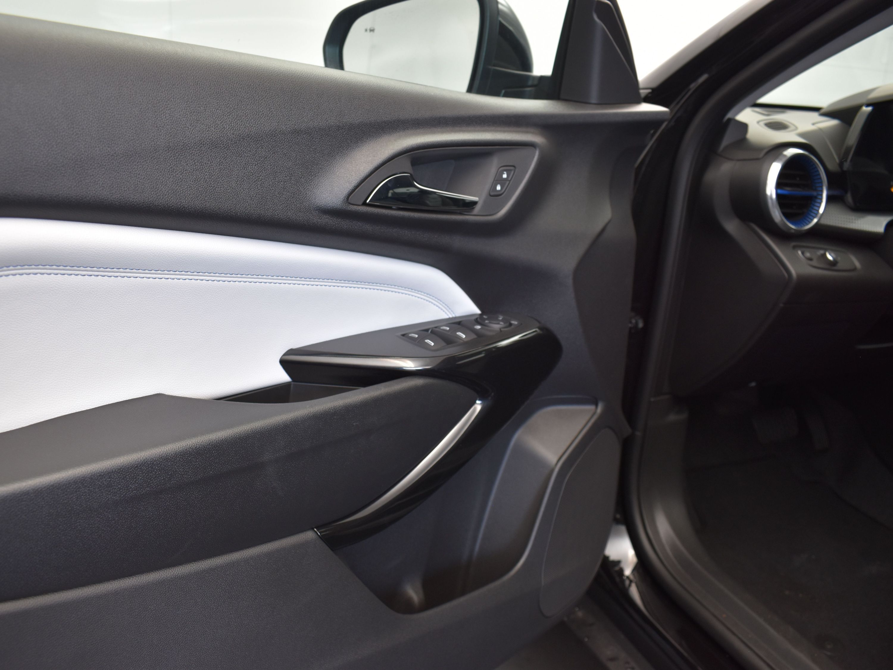 2025 Mosaic Black Metallic Chevrolet Trax LT FWD SUV