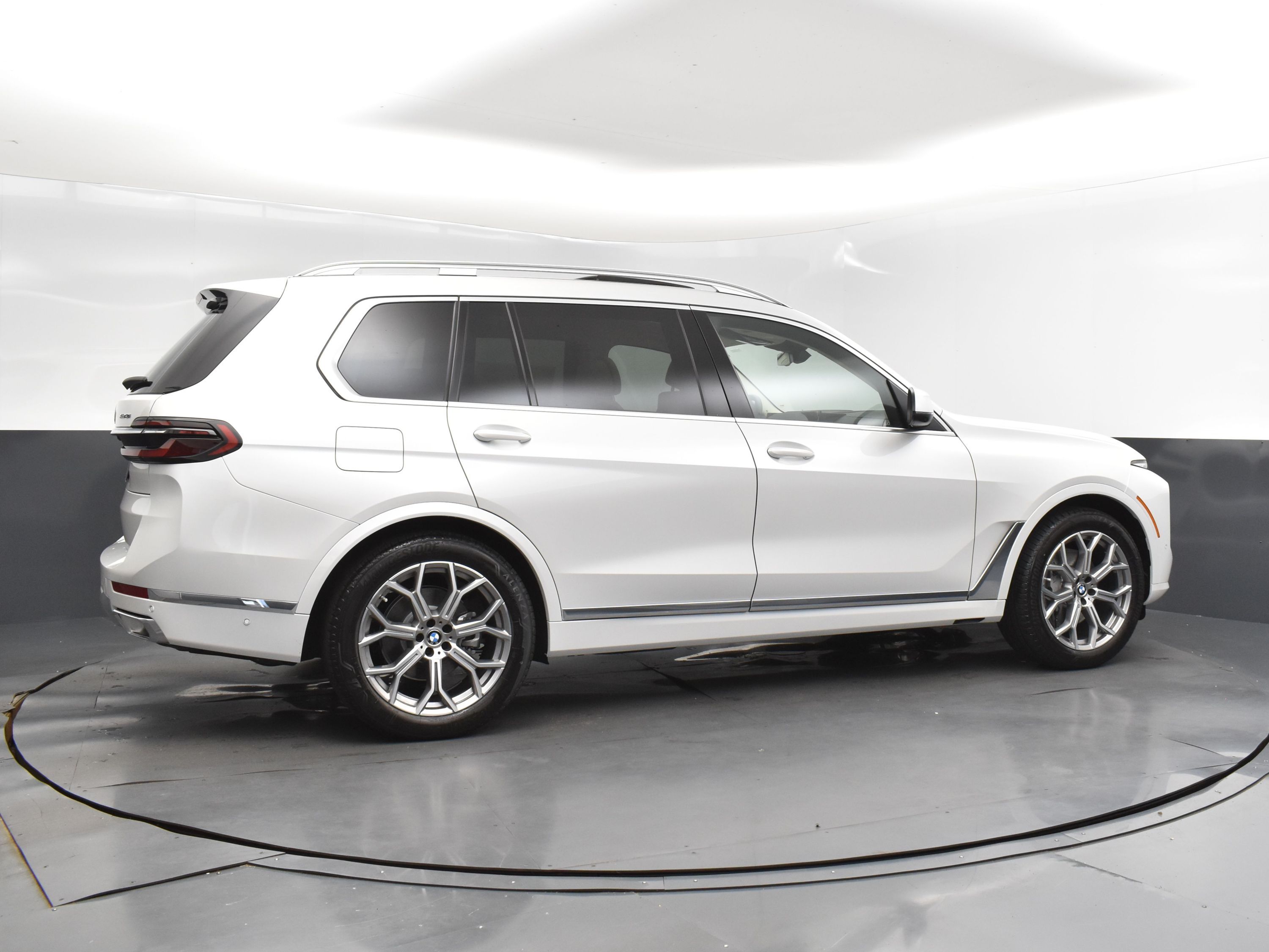 2026 Mineral White Metallic BMW X7 xDrive40i AWD SUV