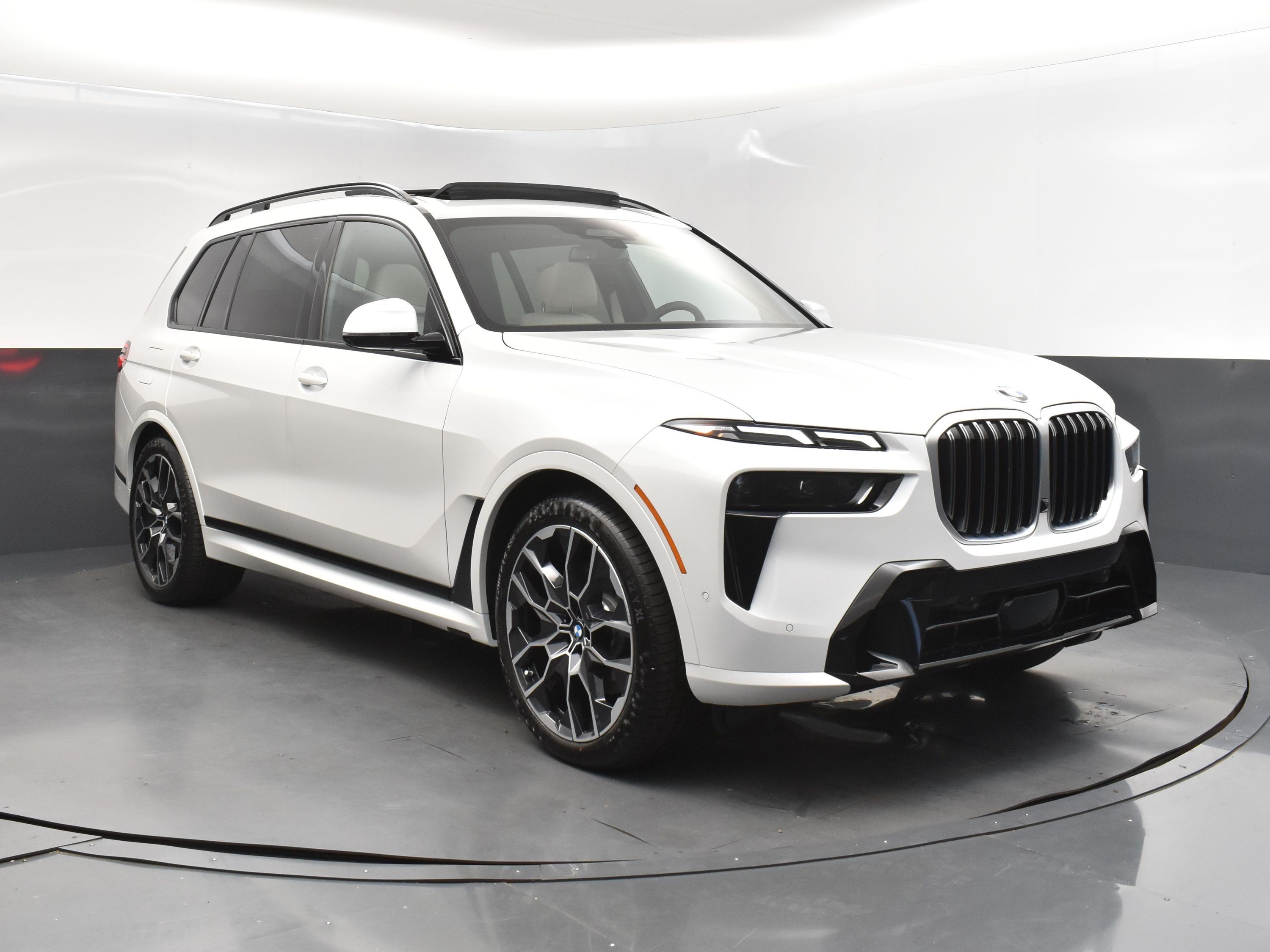 2026 Mineral White Metallic BMW X7 xDrive40i AWD SUV