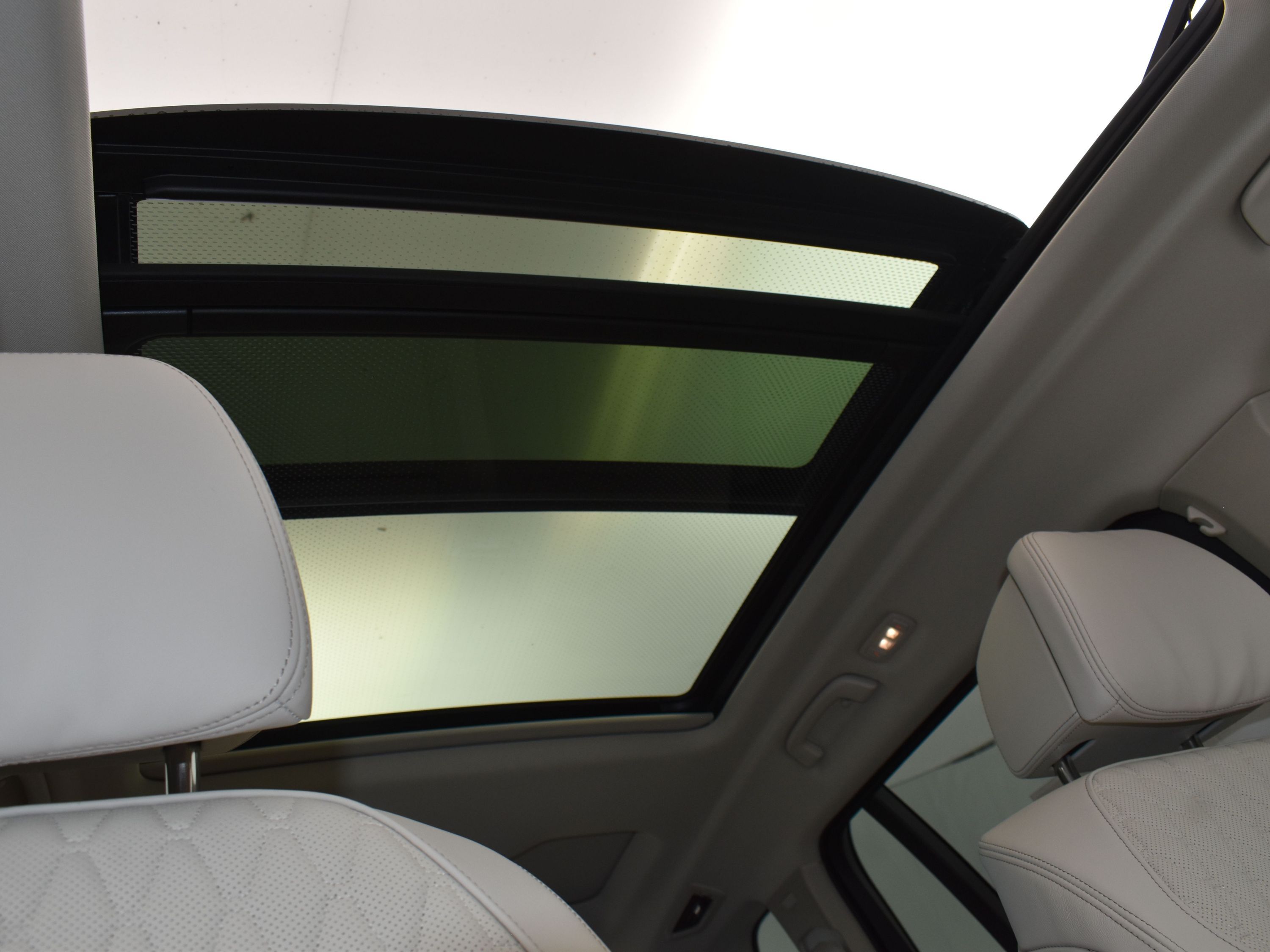 2026 Mineral White Metallic BMW X7 xDrive40i AWD SUV