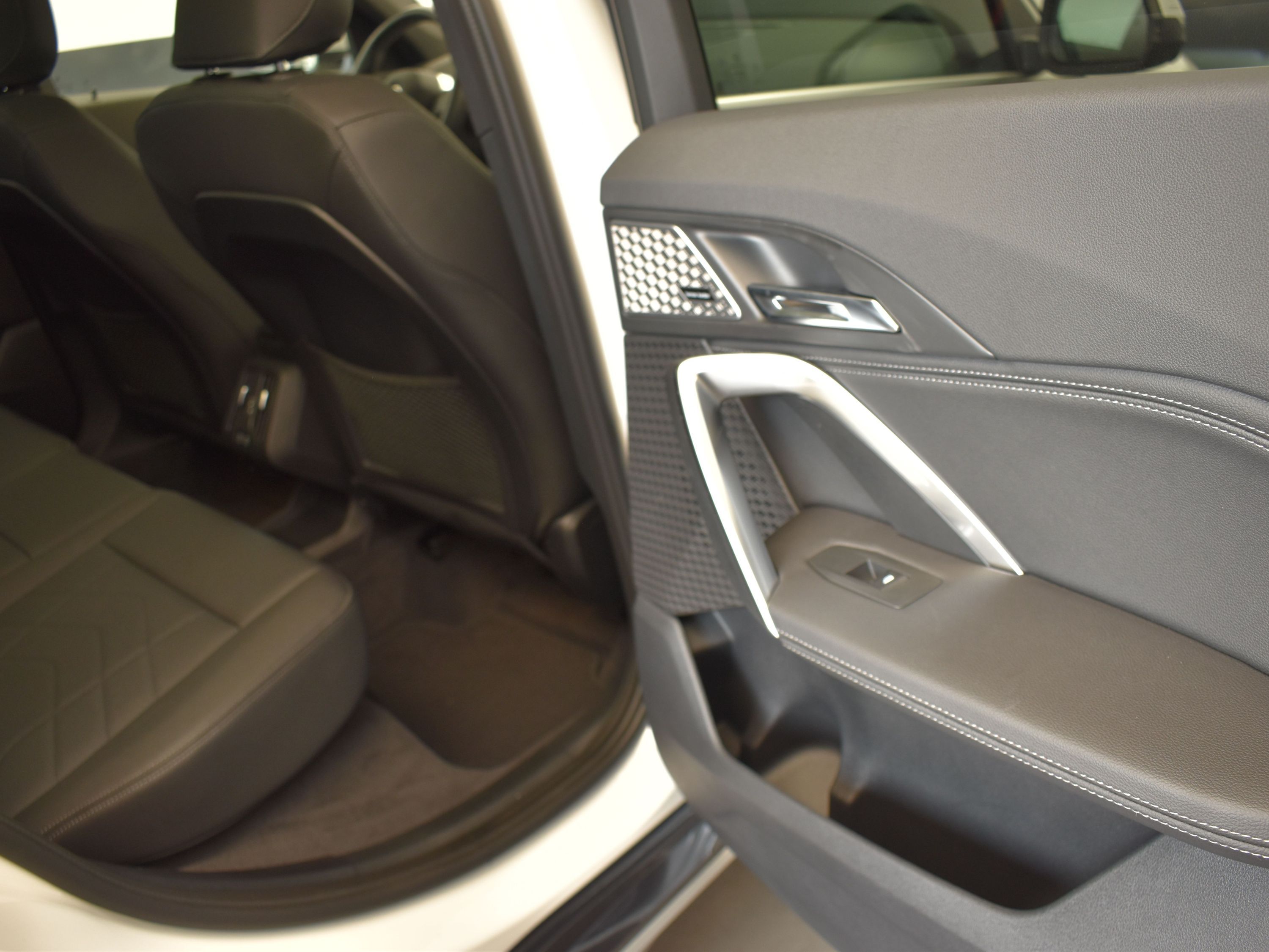2023 Mineral White Metallic BMW X1 xDrive28i AWD SUV