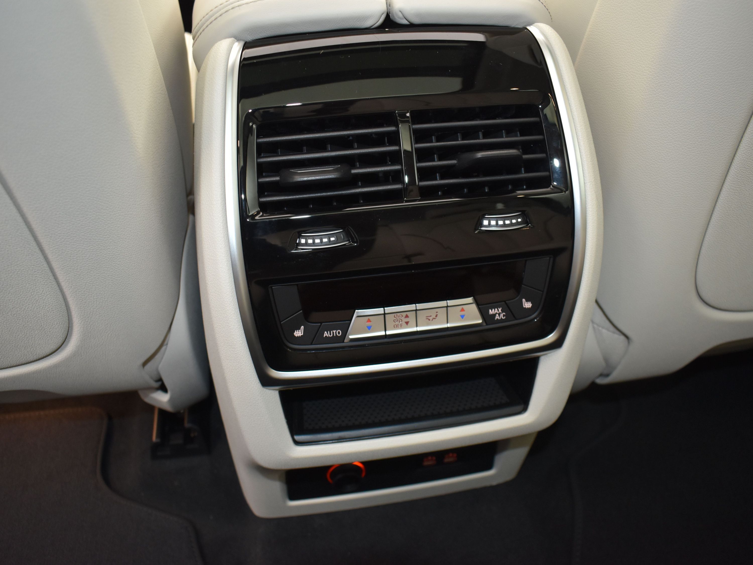 2026 Mineral White Metallic BMW X7 xDrive40i AWD SUV