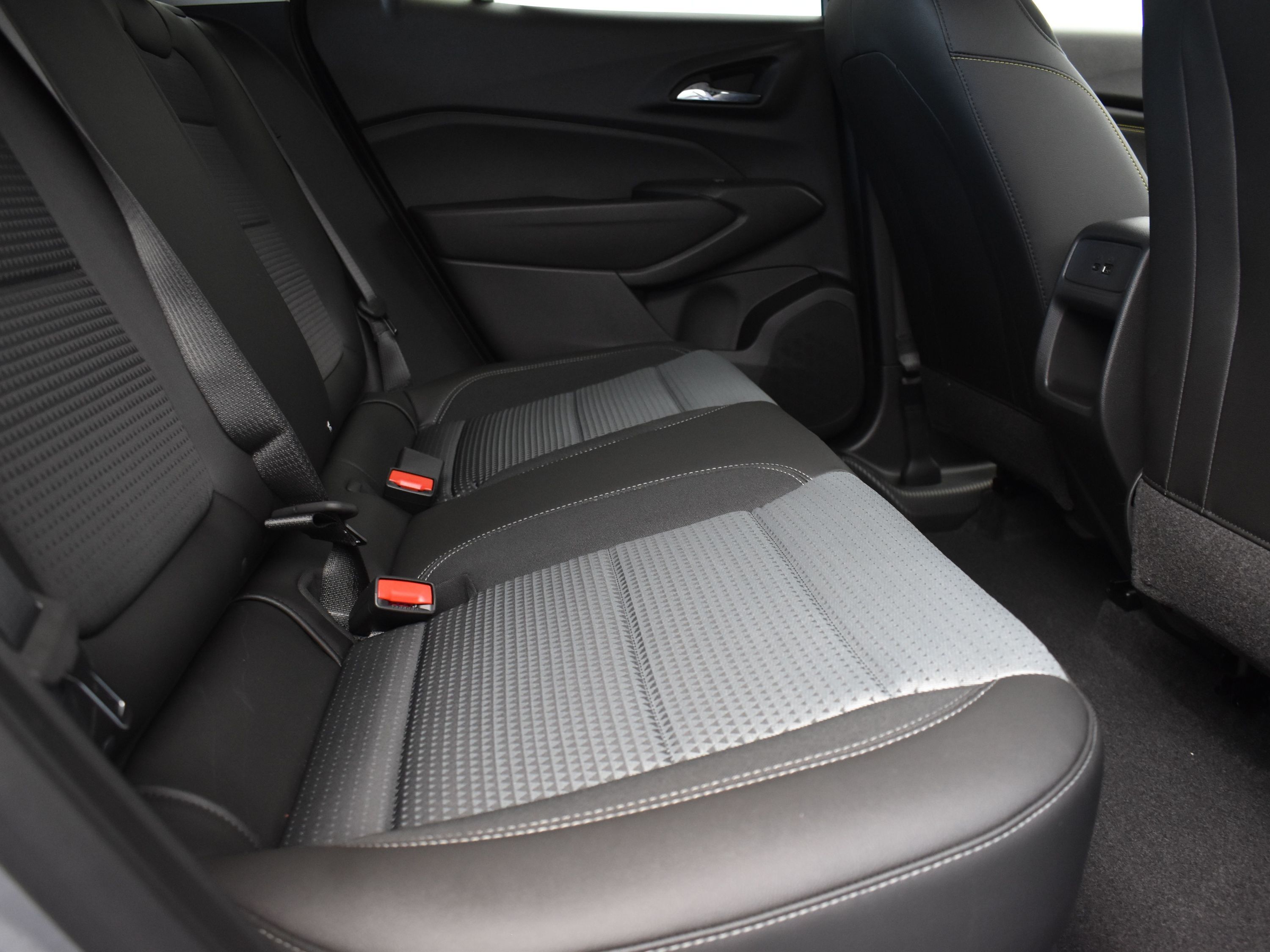 2025 Sterling Gray Metallic Chevrolet Trax LT FWD SUV