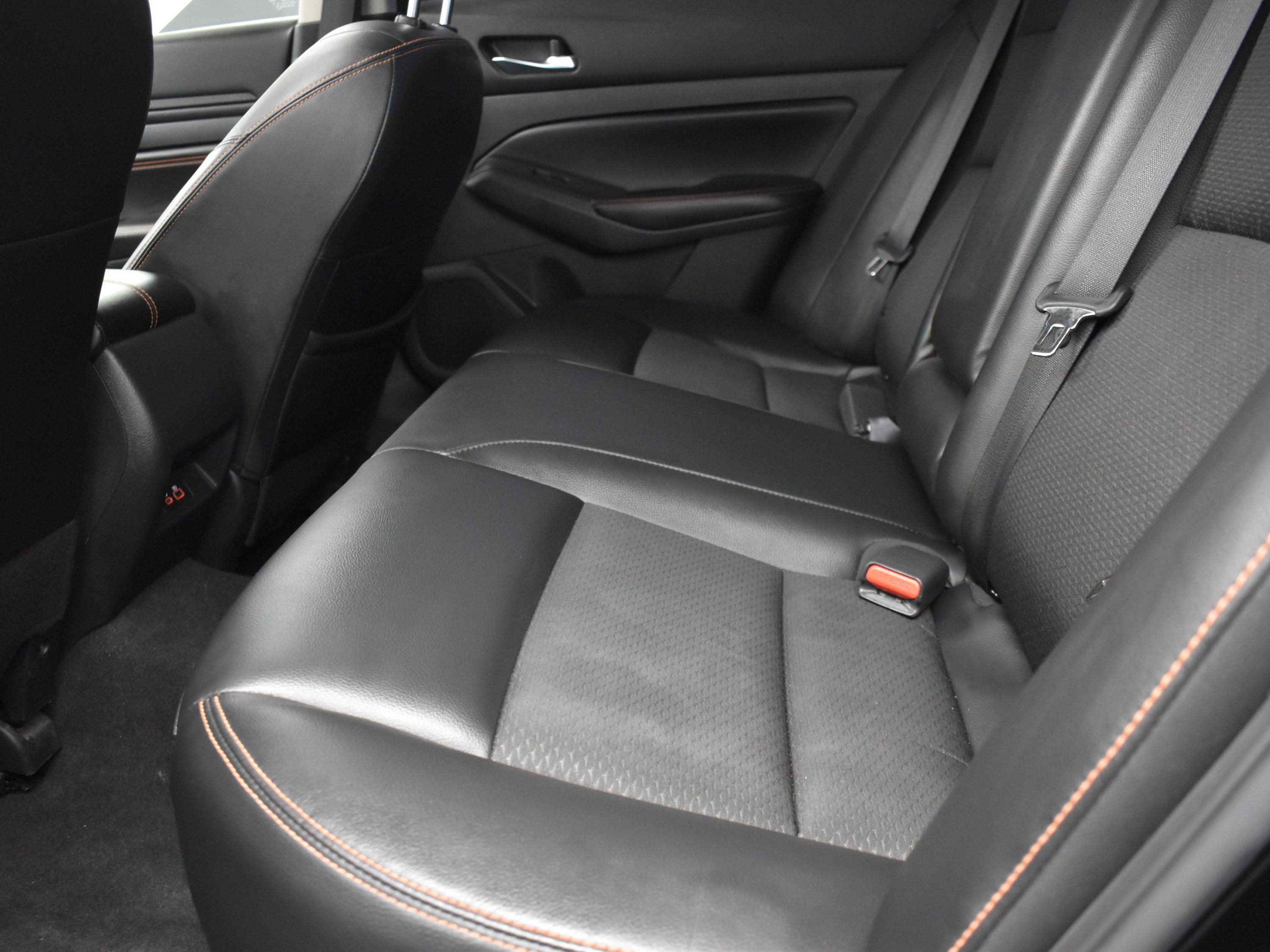 2022 Super Black Nissan Altima 2.0 SR FWD Sedan