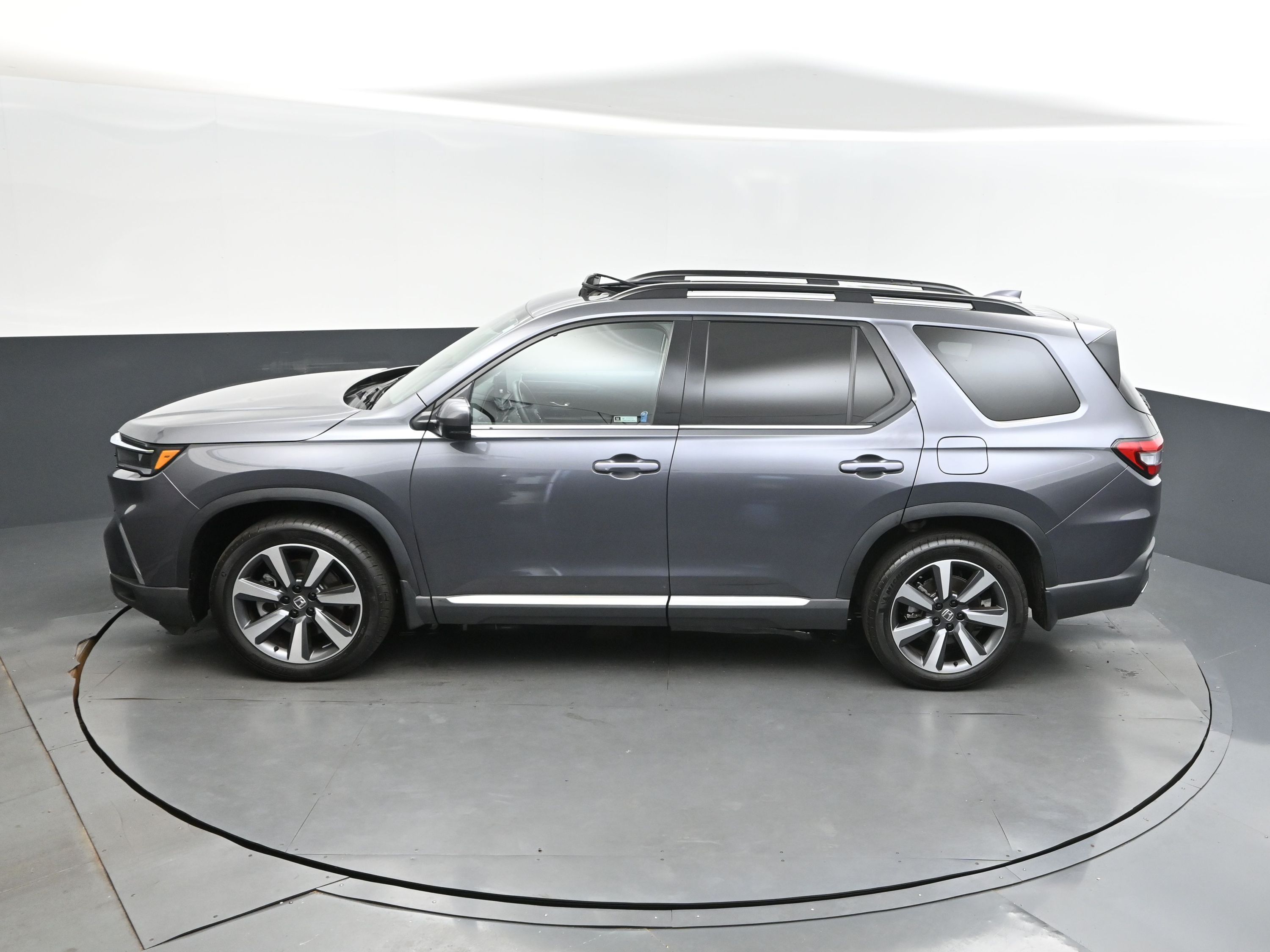 2025 Sonic Gray Pearl Honda Pilot Touring FWD SUV