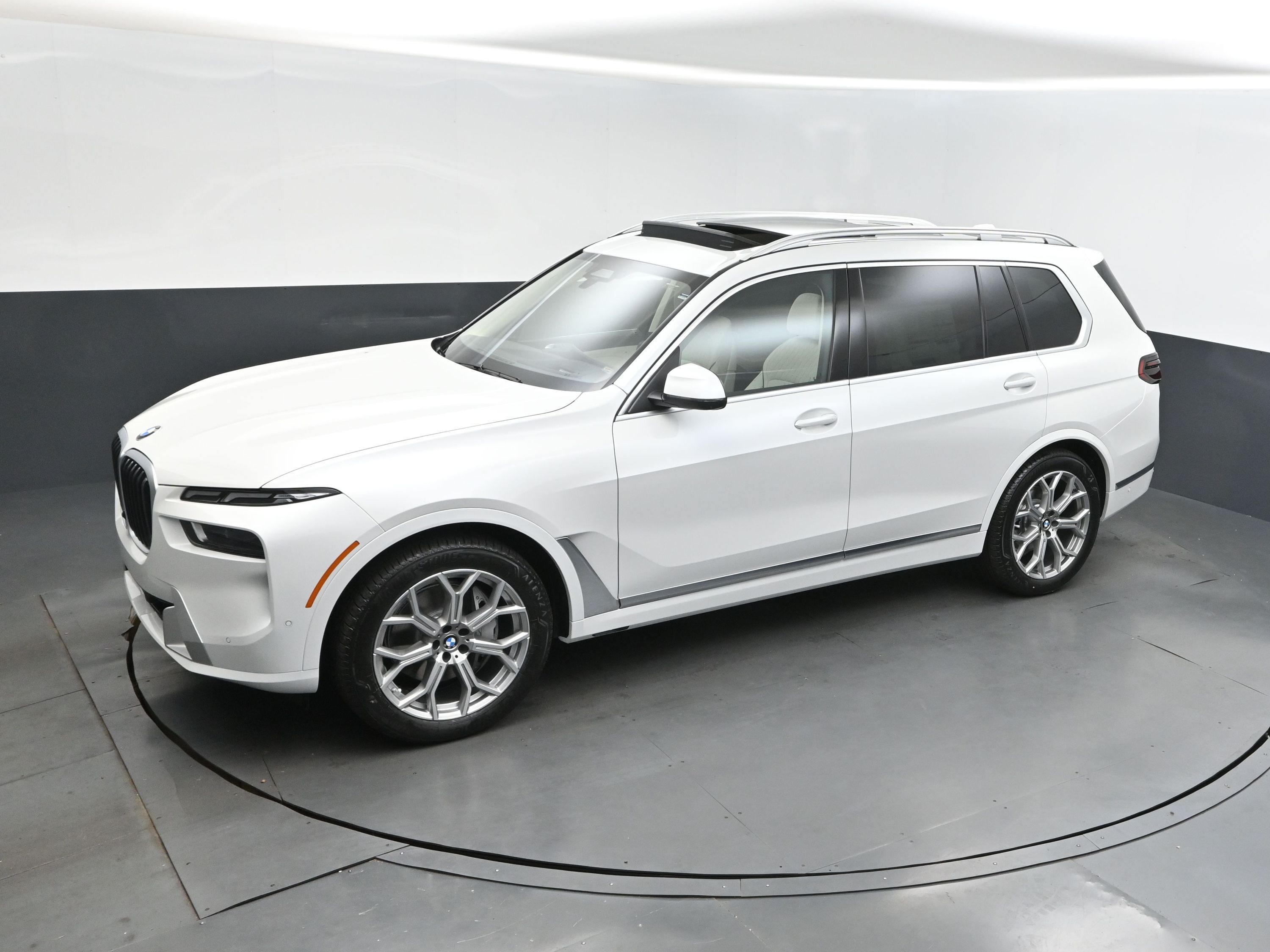 2026 Mineral White Metallic BMW X7 xDrive40i AWD SUV
