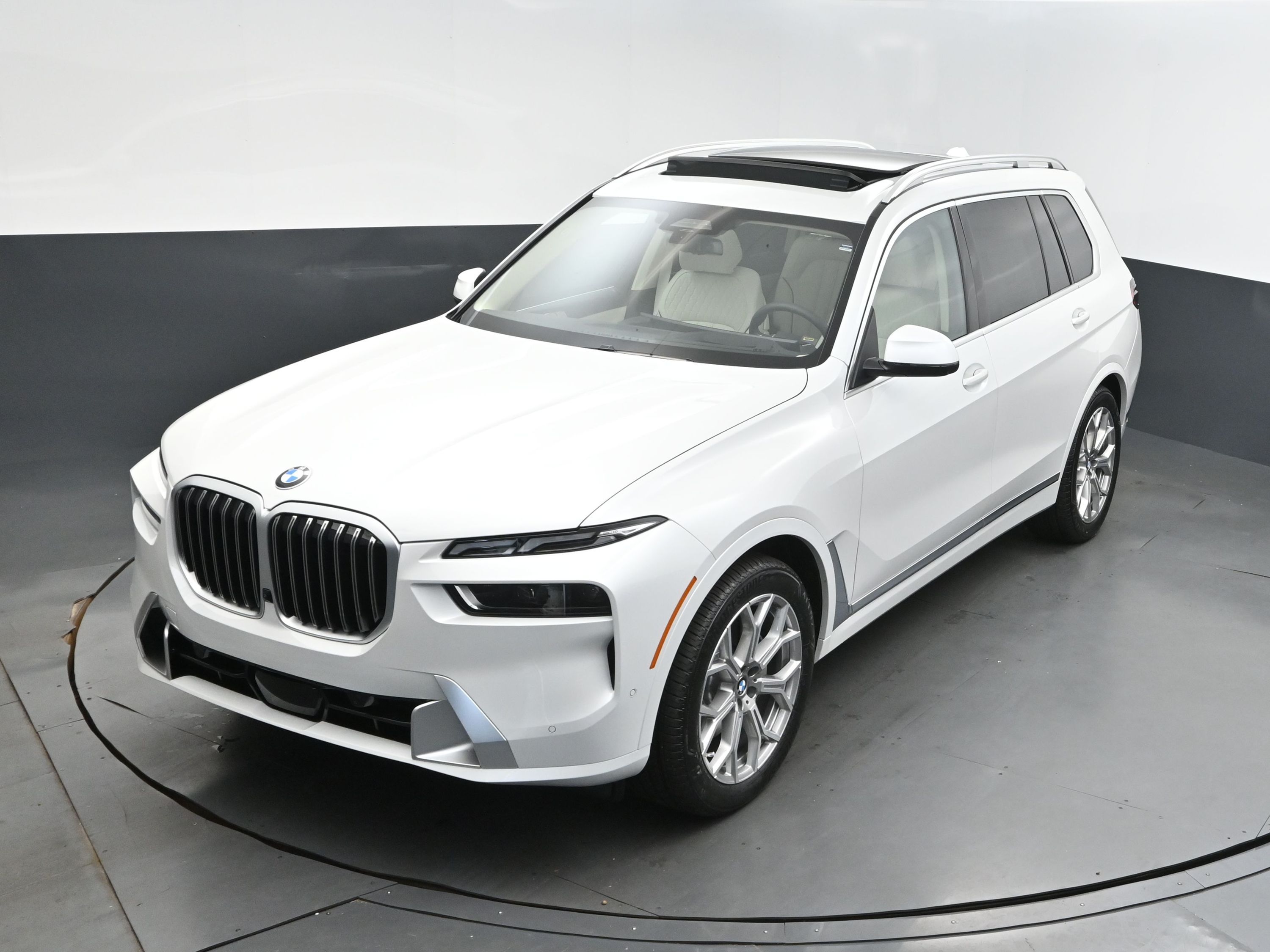 2026 Mineral White Metallic BMW X7 xDrive40i AWD SUV