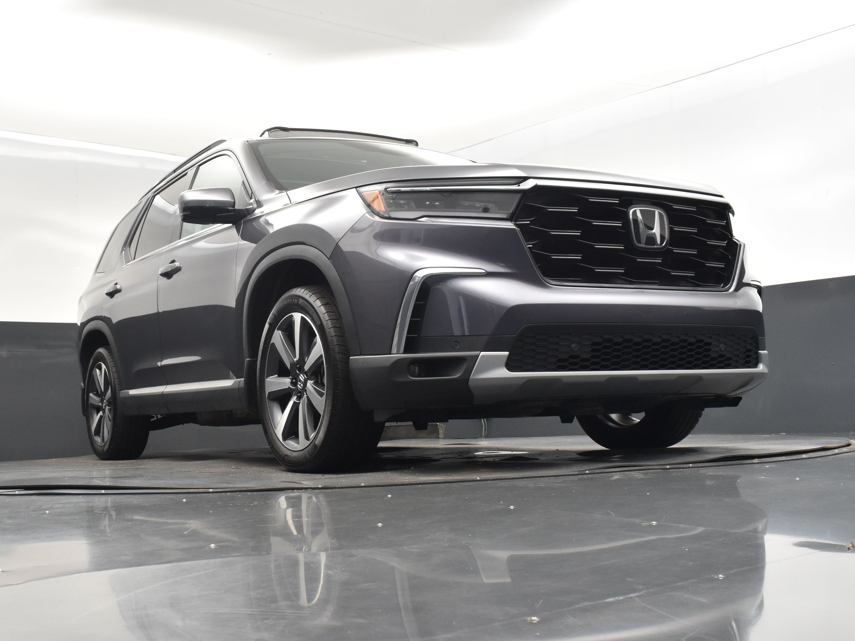 2025 Sonic Gray Pearl Honda Pilot Touring FWD SUV