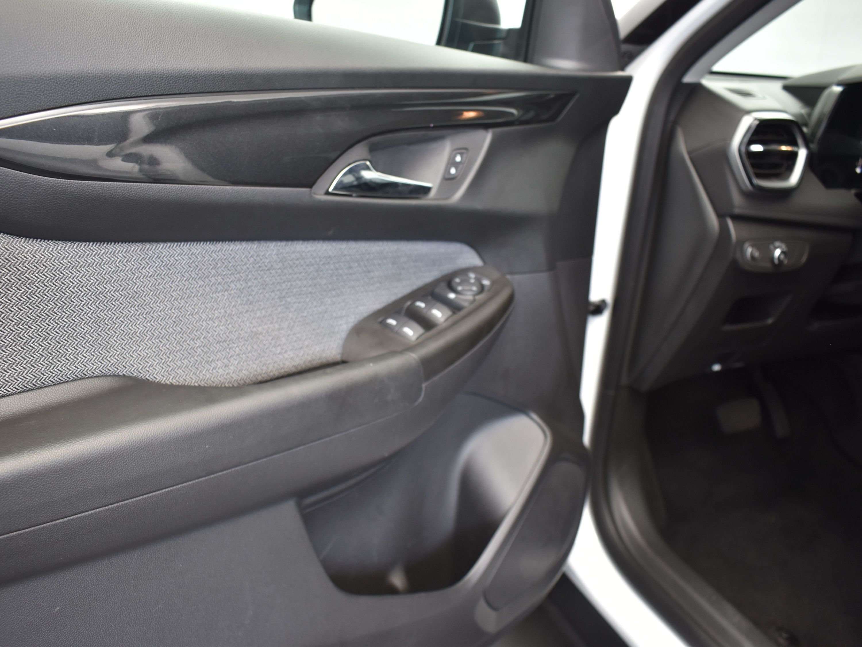 2025 Summit White Chevrolet Trailblazer LS FWD SUV
