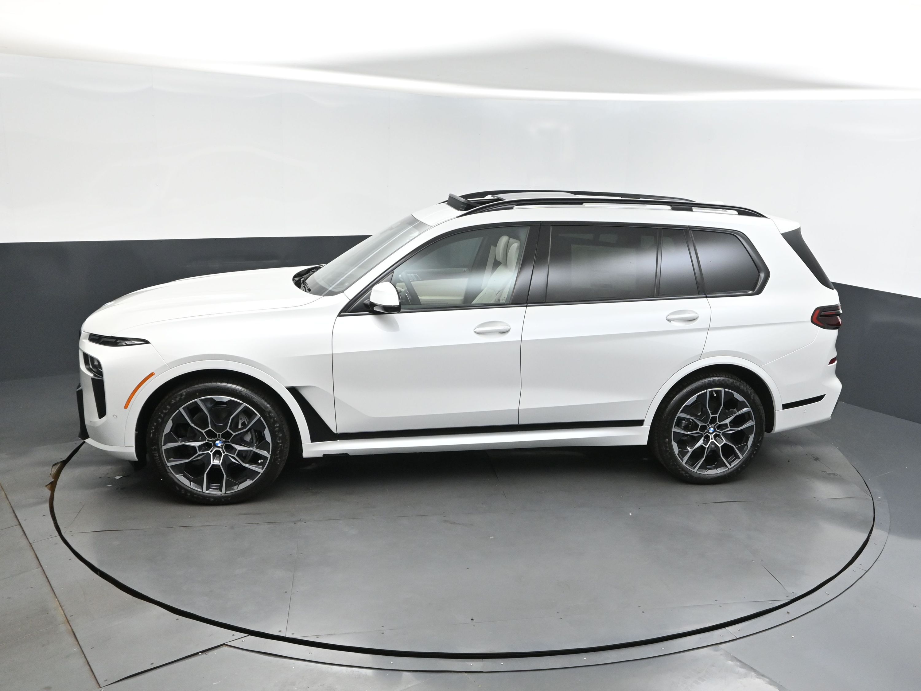 2026 Mineral White Metallic BMW X7 xDrive40i AWD SUV
