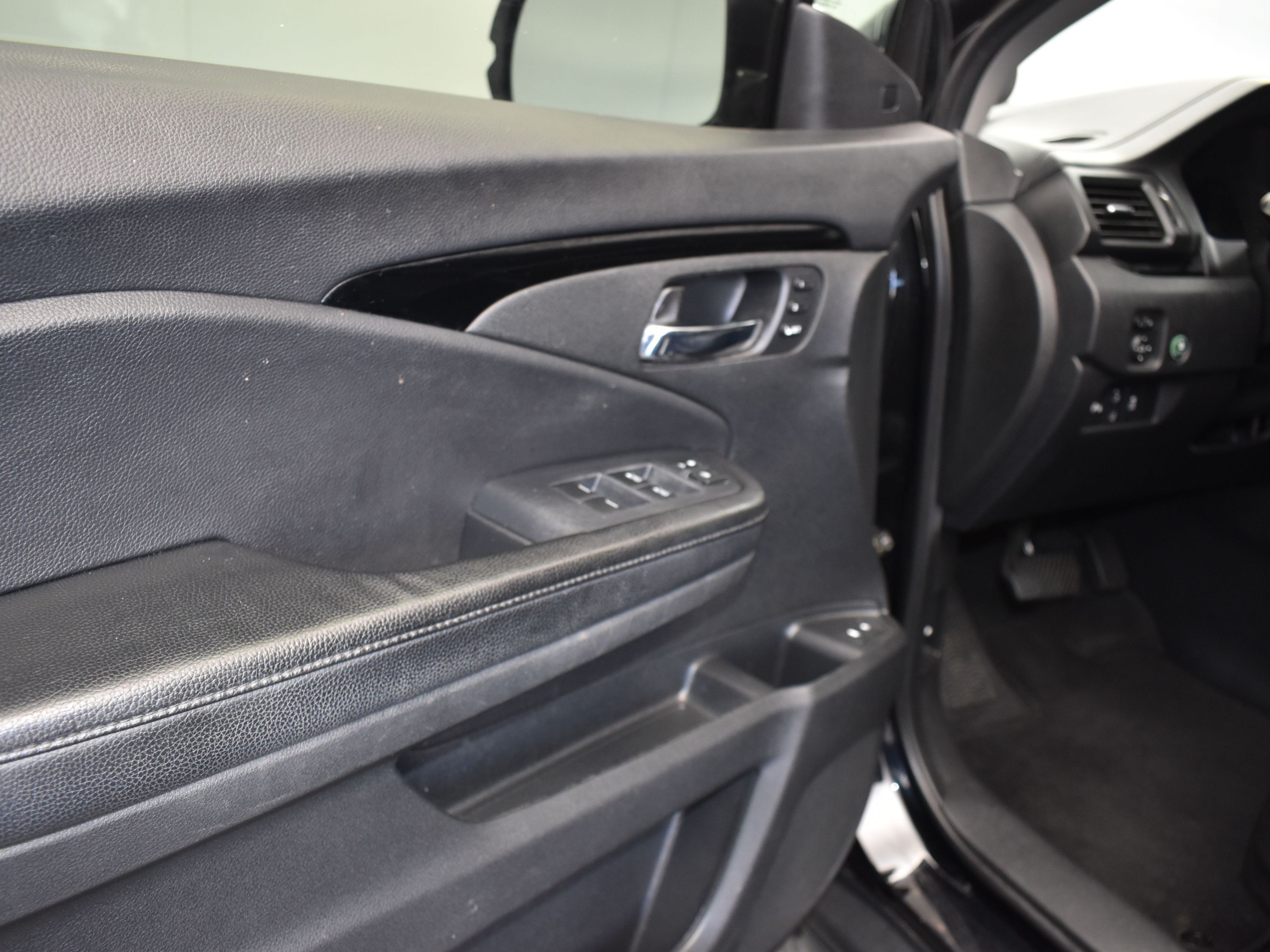 2019 Black Honda Pilot Touring FWD SUV