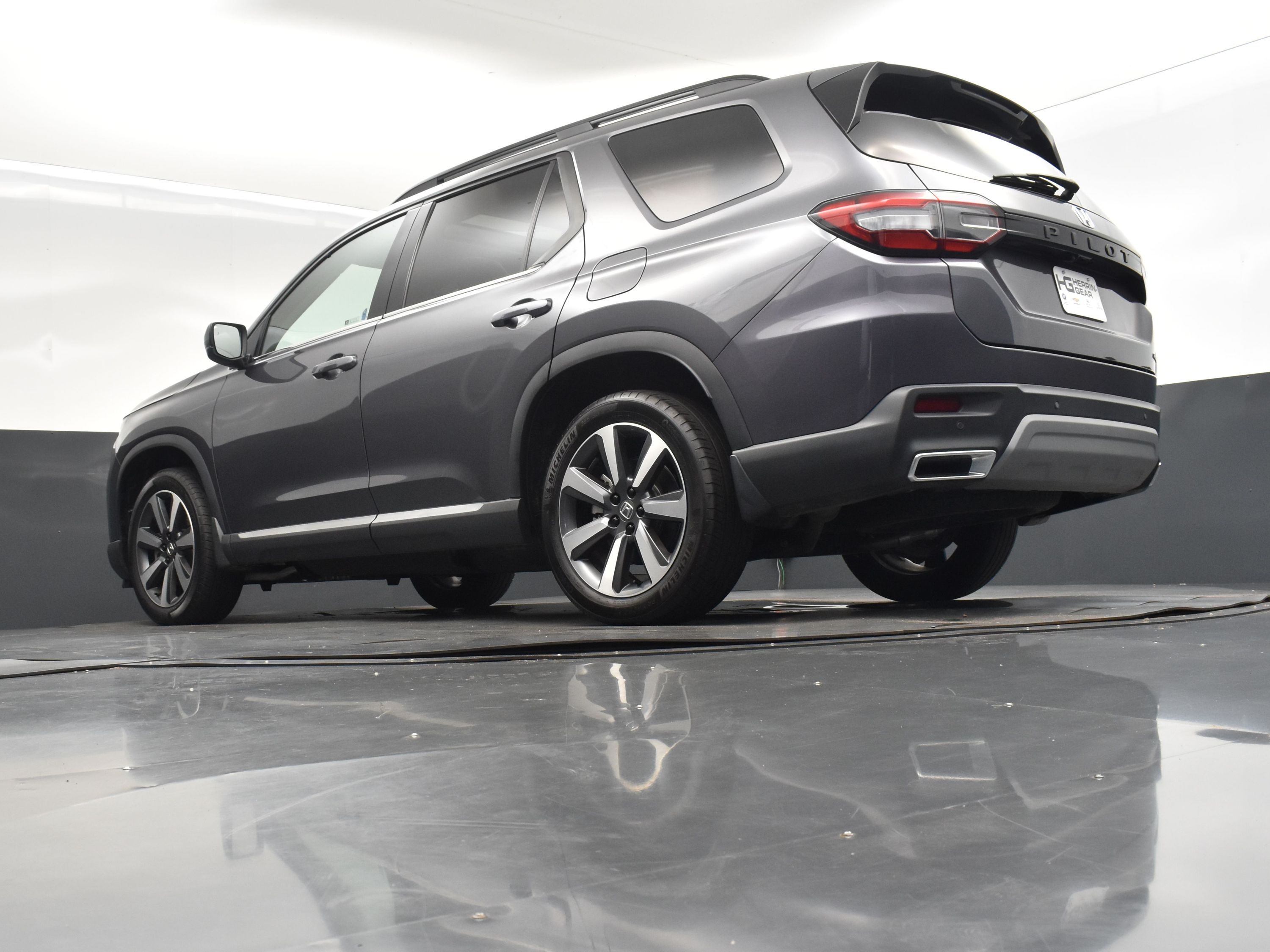 2025 Sonic Gray Pearl Honda Pilot Touring FWD SUV