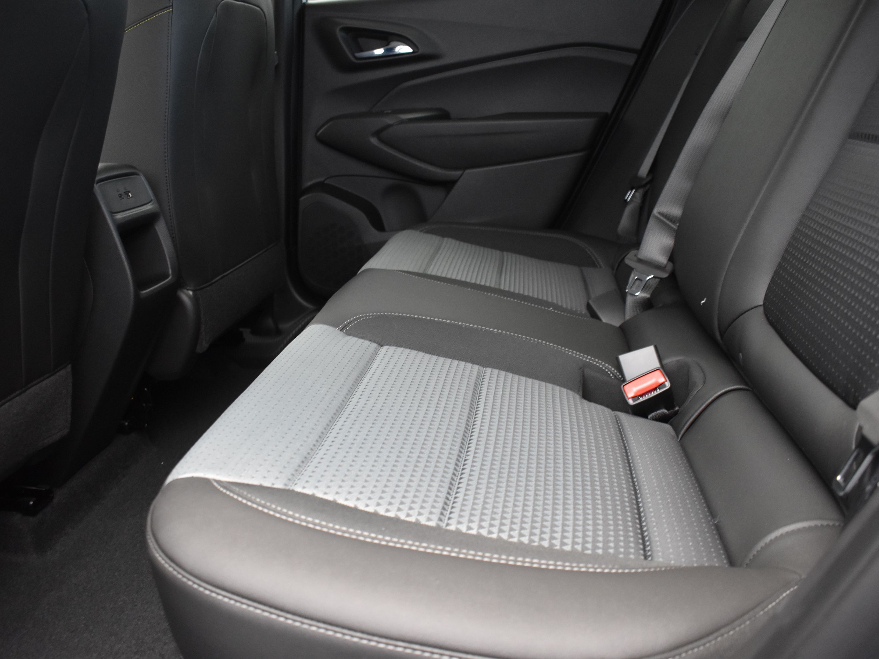 2025 Sterling Gray Metallic Chevrolet Trax LT FWD SUV