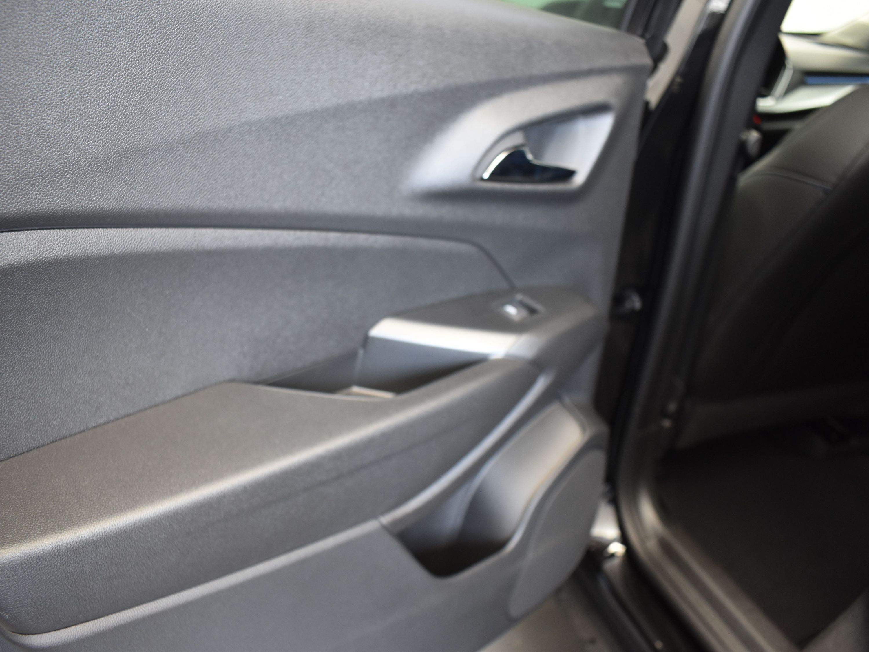 2025 Mosaic Black Metallic Chevrolet Trax LT FWD SUV