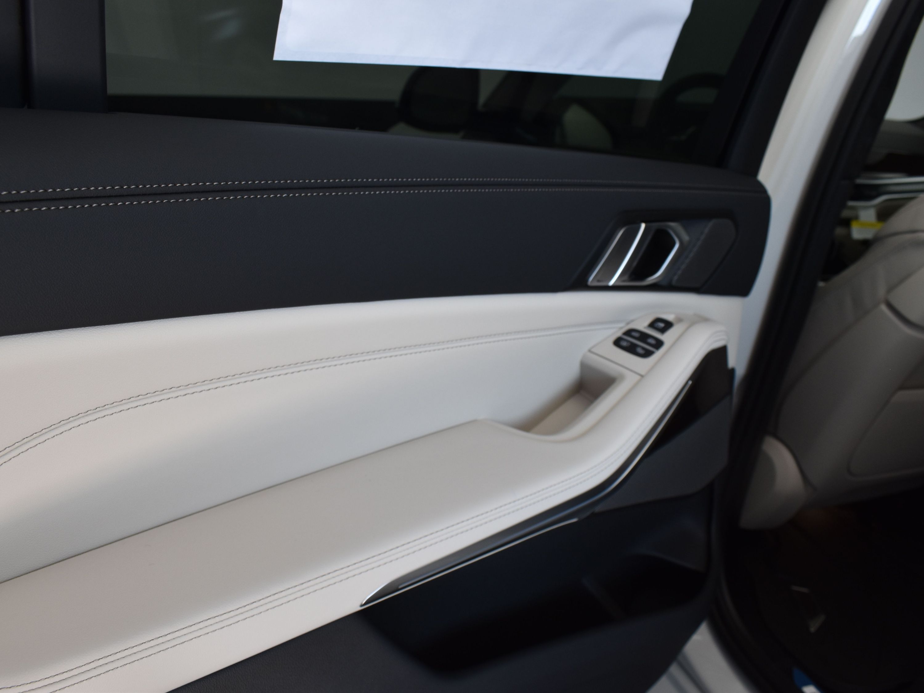 2026 Mineral White Metallic BMW X7 xDrive40i AWD SUV