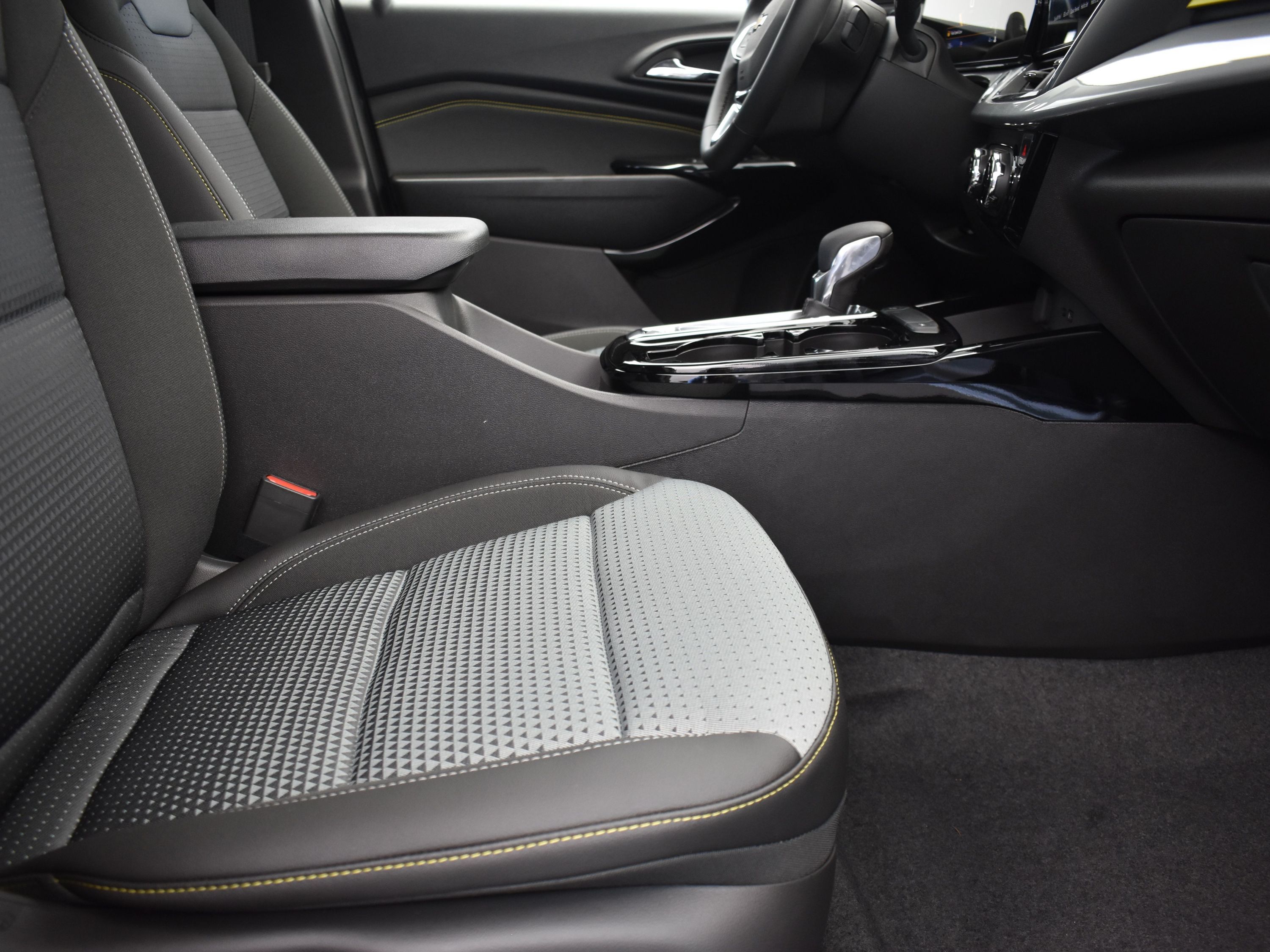 2025 Sterling Gray Metallic Chevrolet Trax LT FWD SUV
