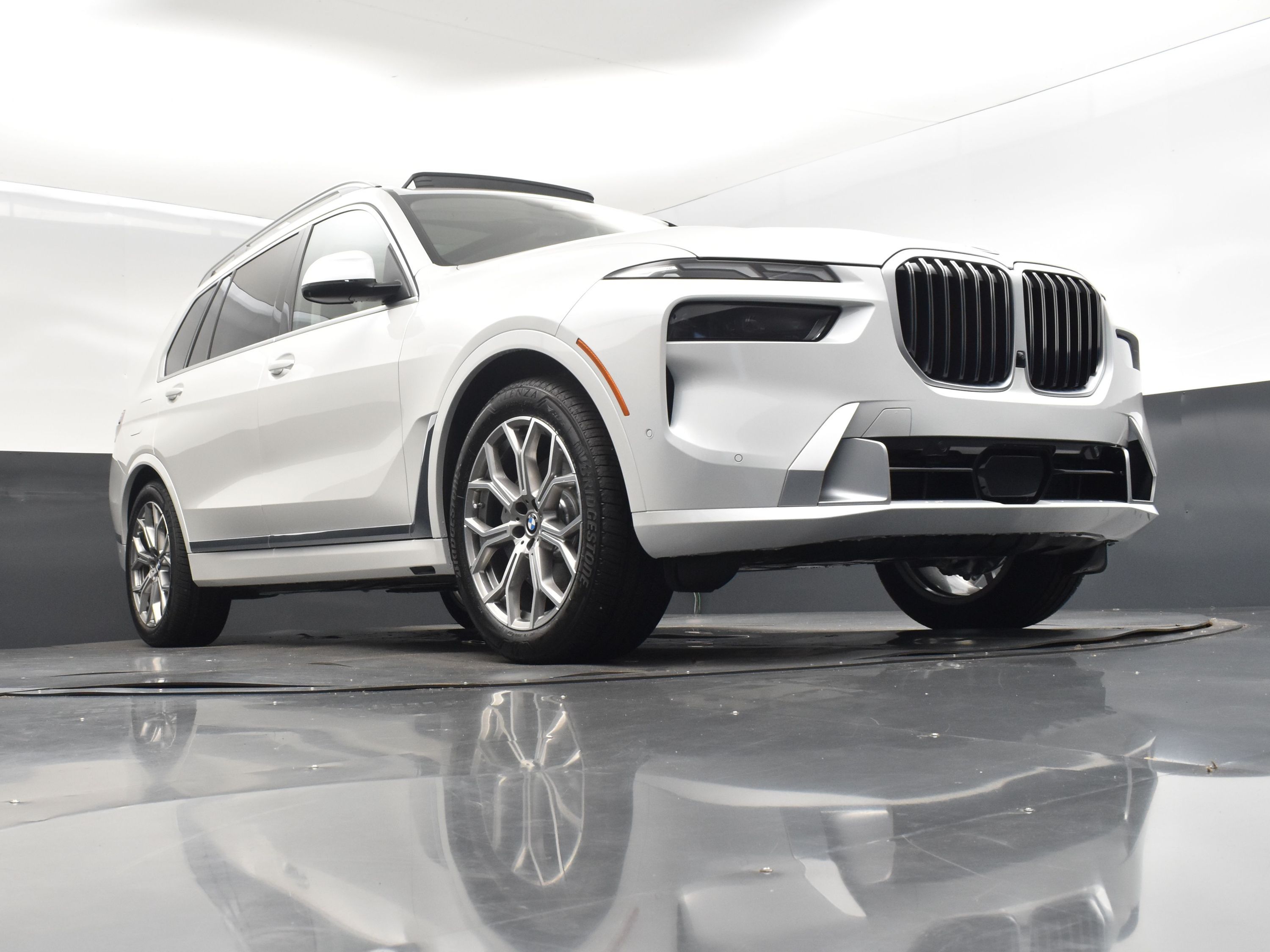 2026 Mineral White Metallic BMW X7 xDrive40i AWD SUV