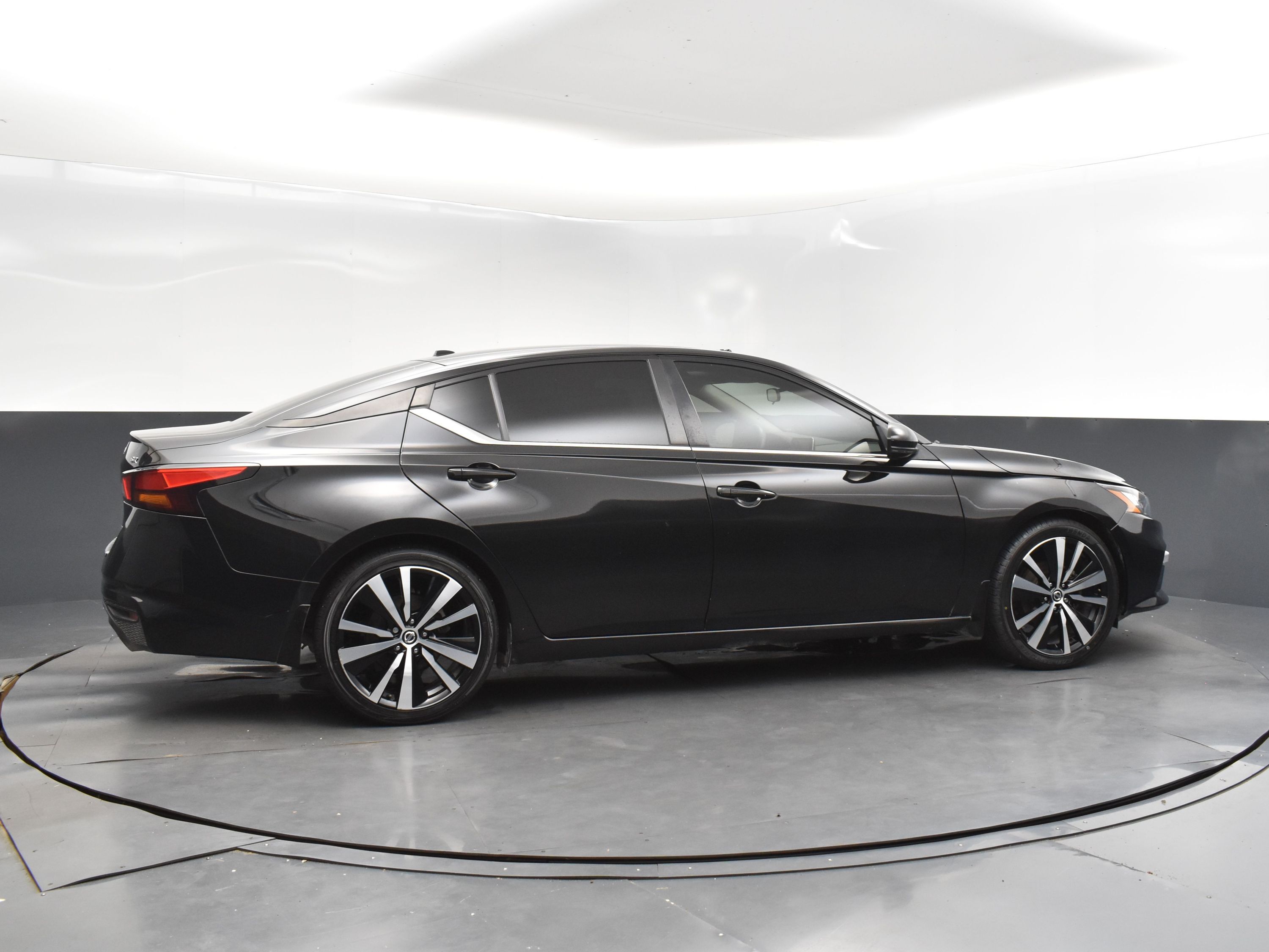 2022 Super Black Nissan Altima 2.0 SR FWD Sedan