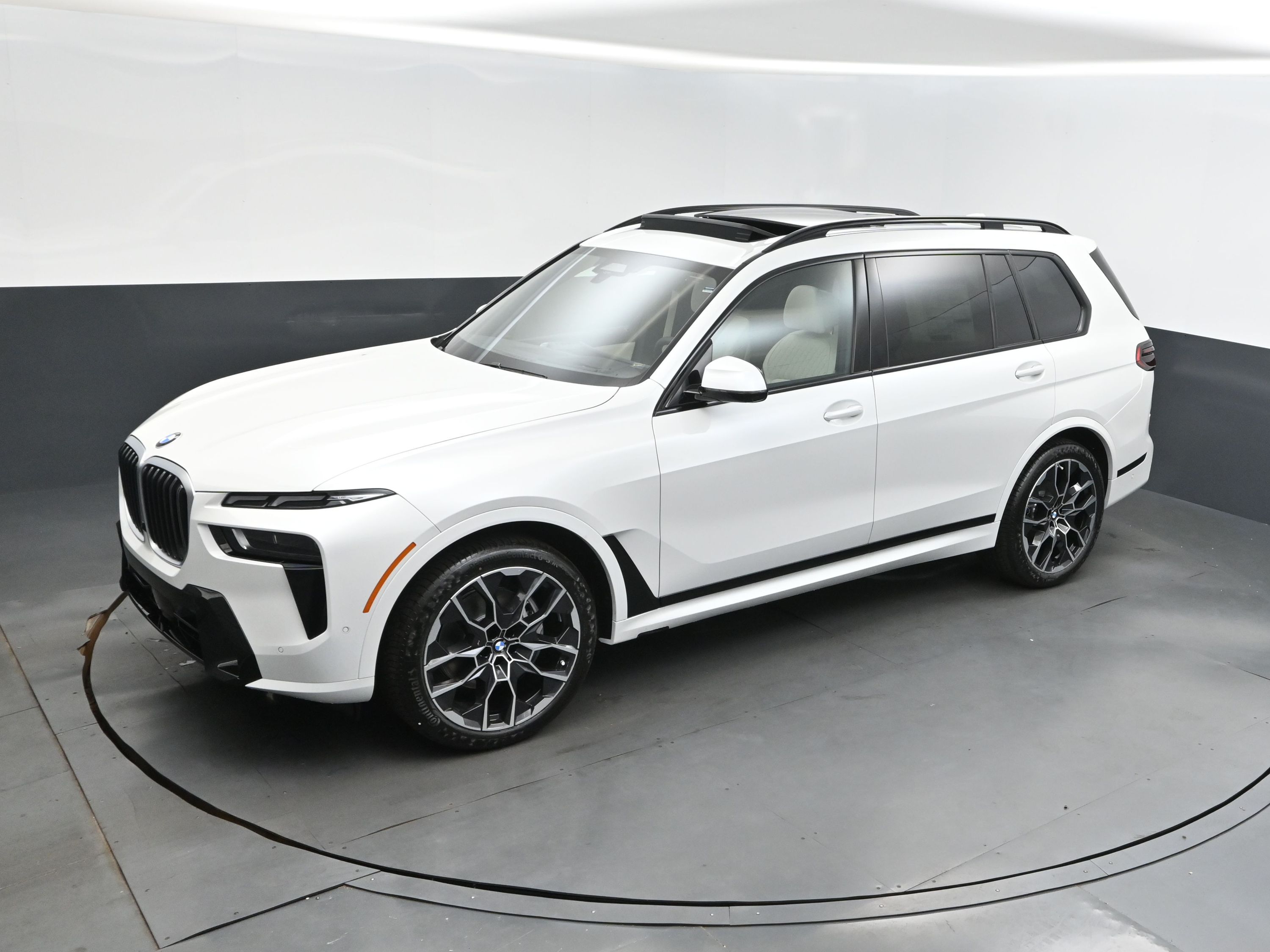 2026 Mineral White Metallic BMW X7 xDrive40i AWD SUV