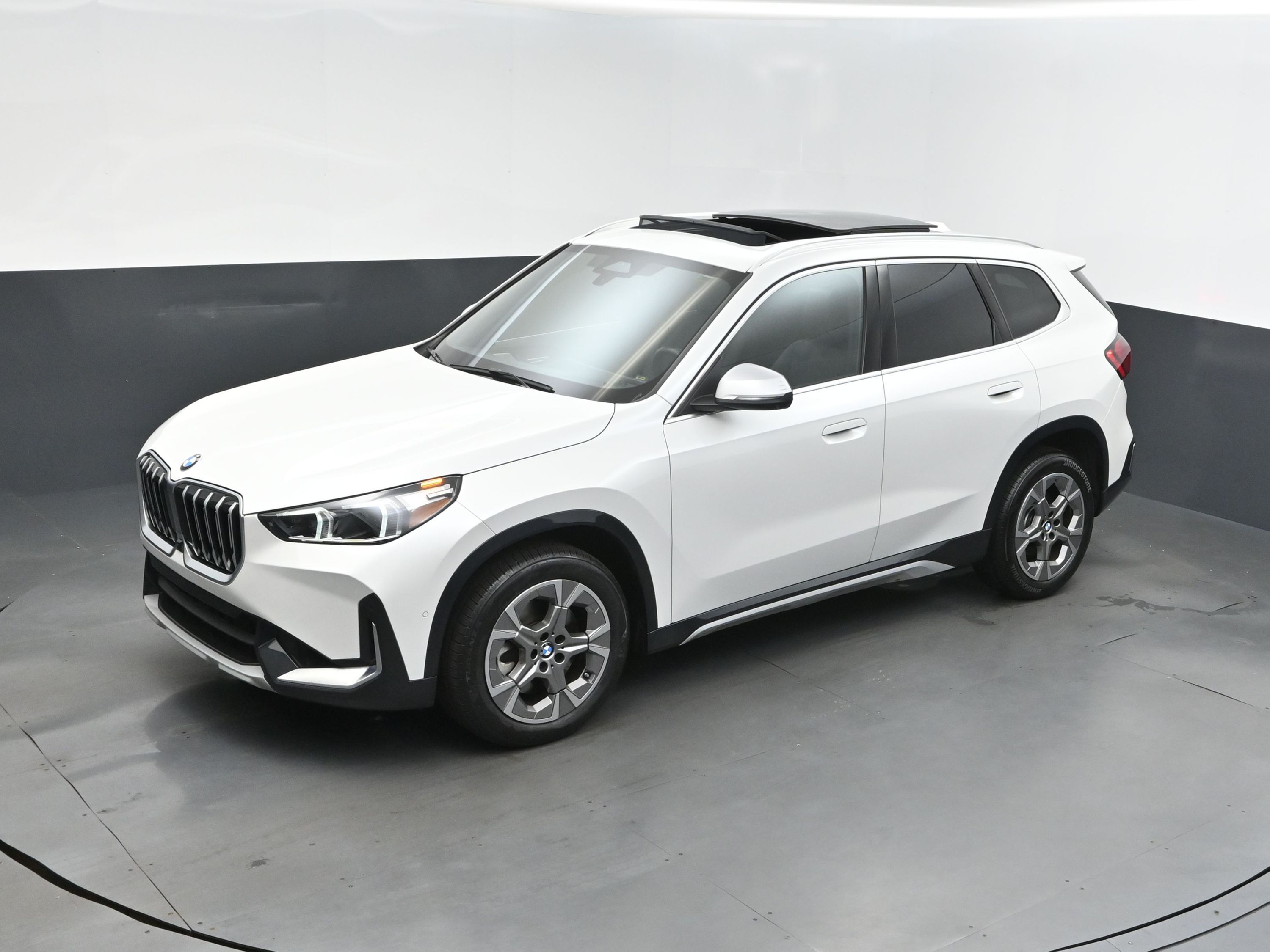 2023 Mineral White Metallic BMW X1 xDrive28i AWD SUV