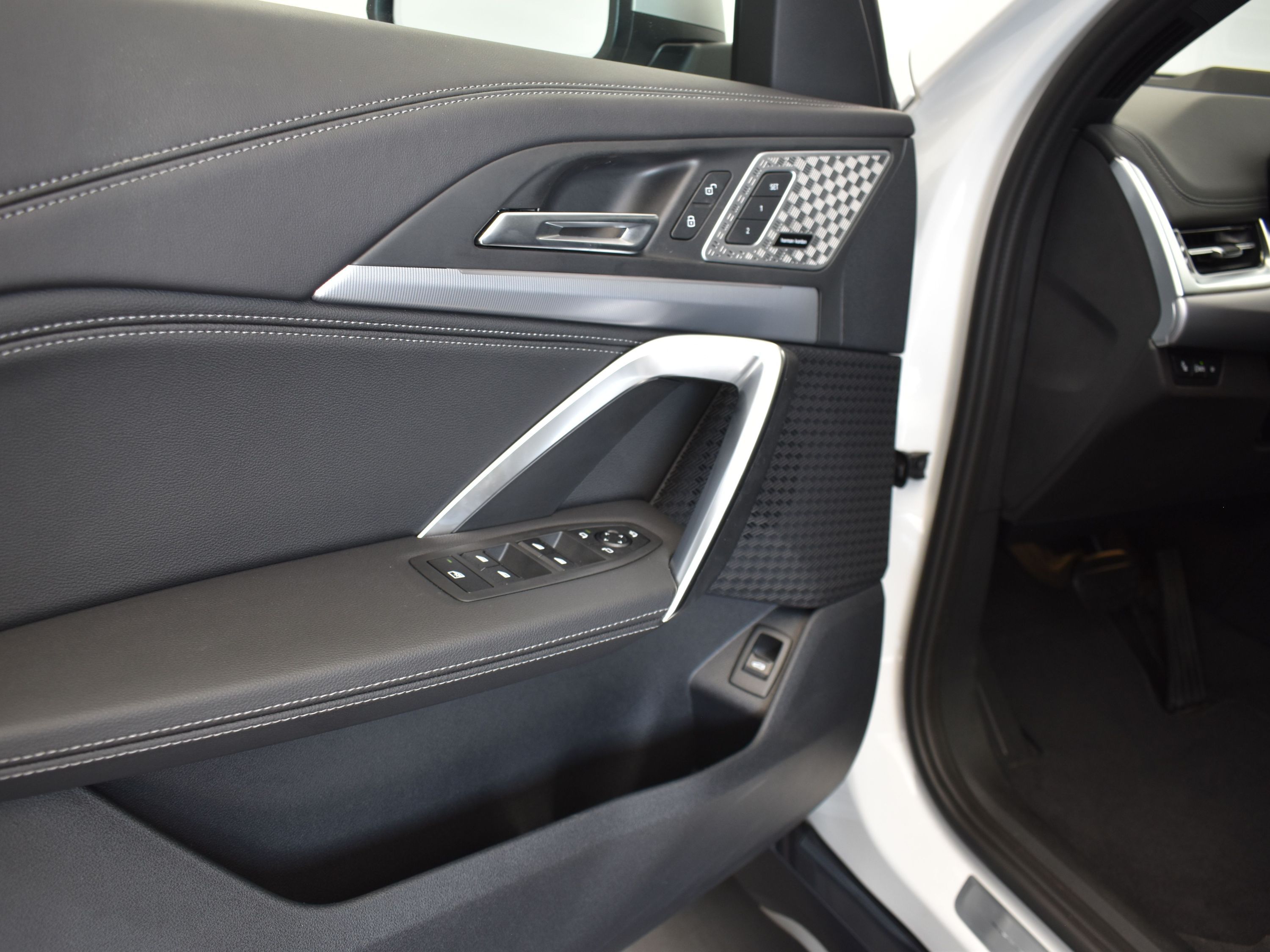2023 Mineral White Metallic BMW X1 xDrive28i AWD SUV