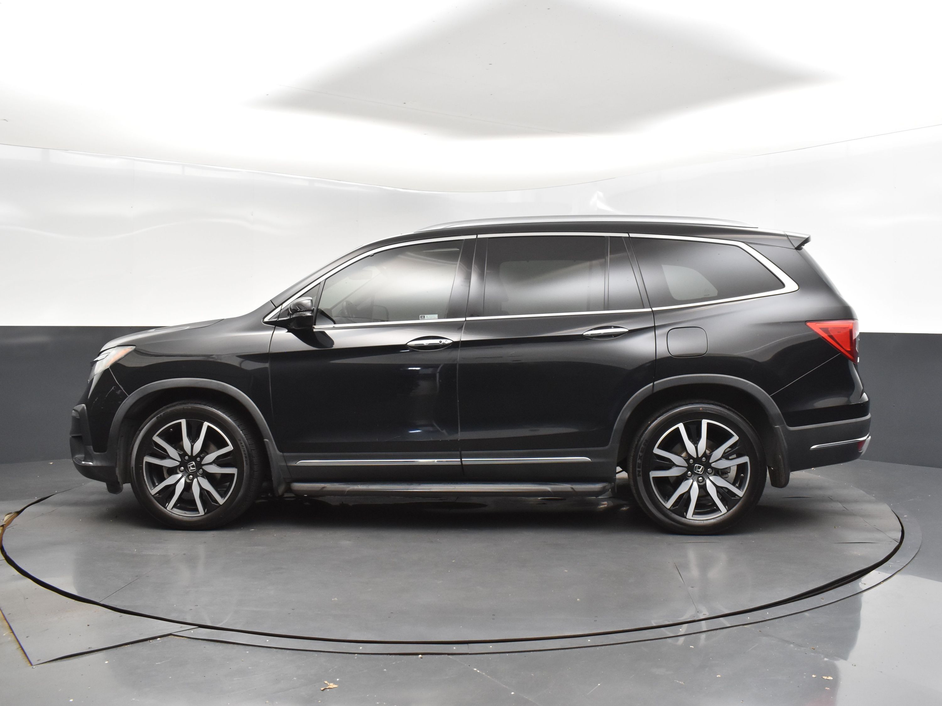 2019 Black Honda Pilot Touring FWD SUV
