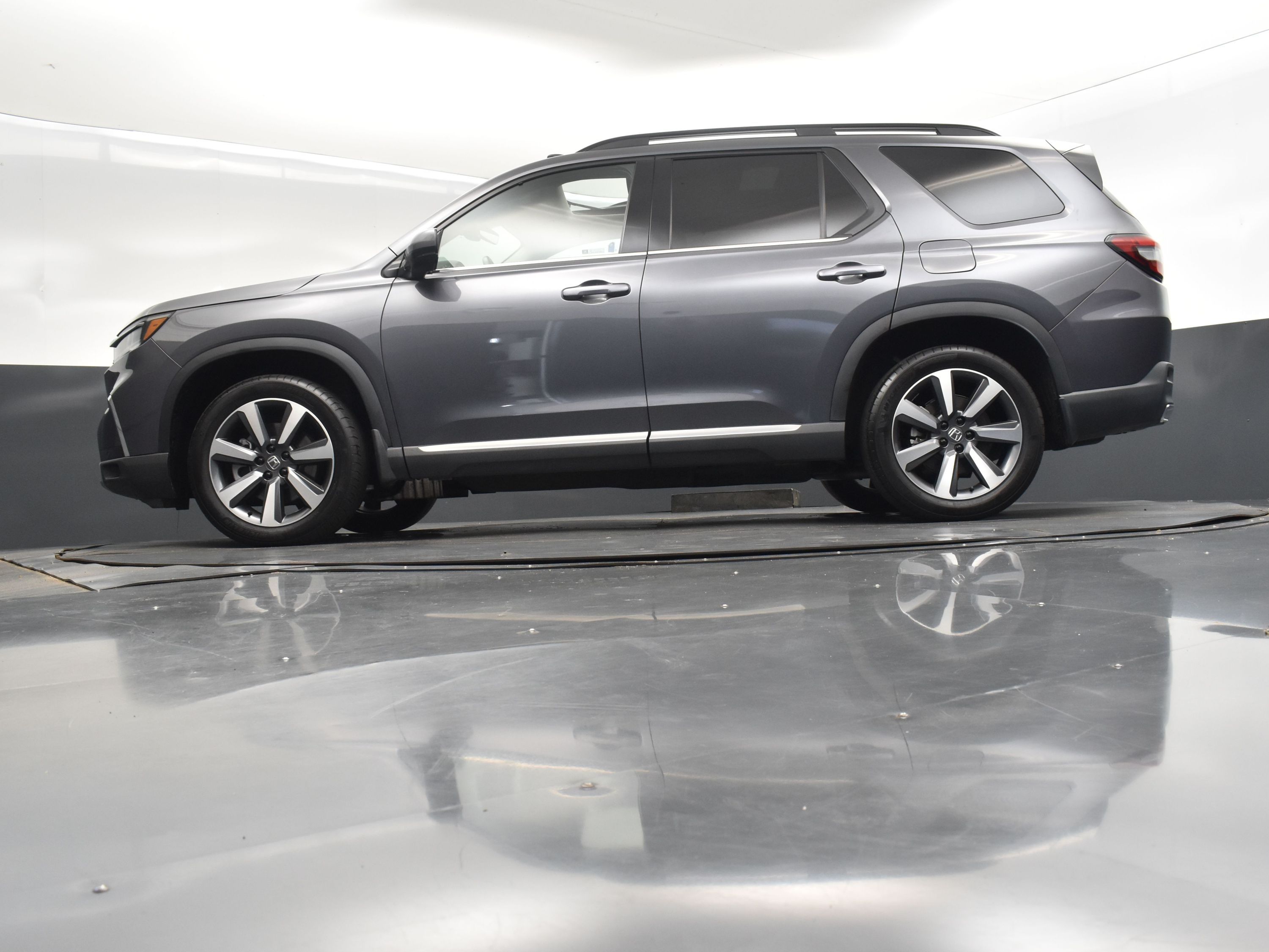 2025 Sonic Gray Pearl Honda Pilot Touring FWD SUV