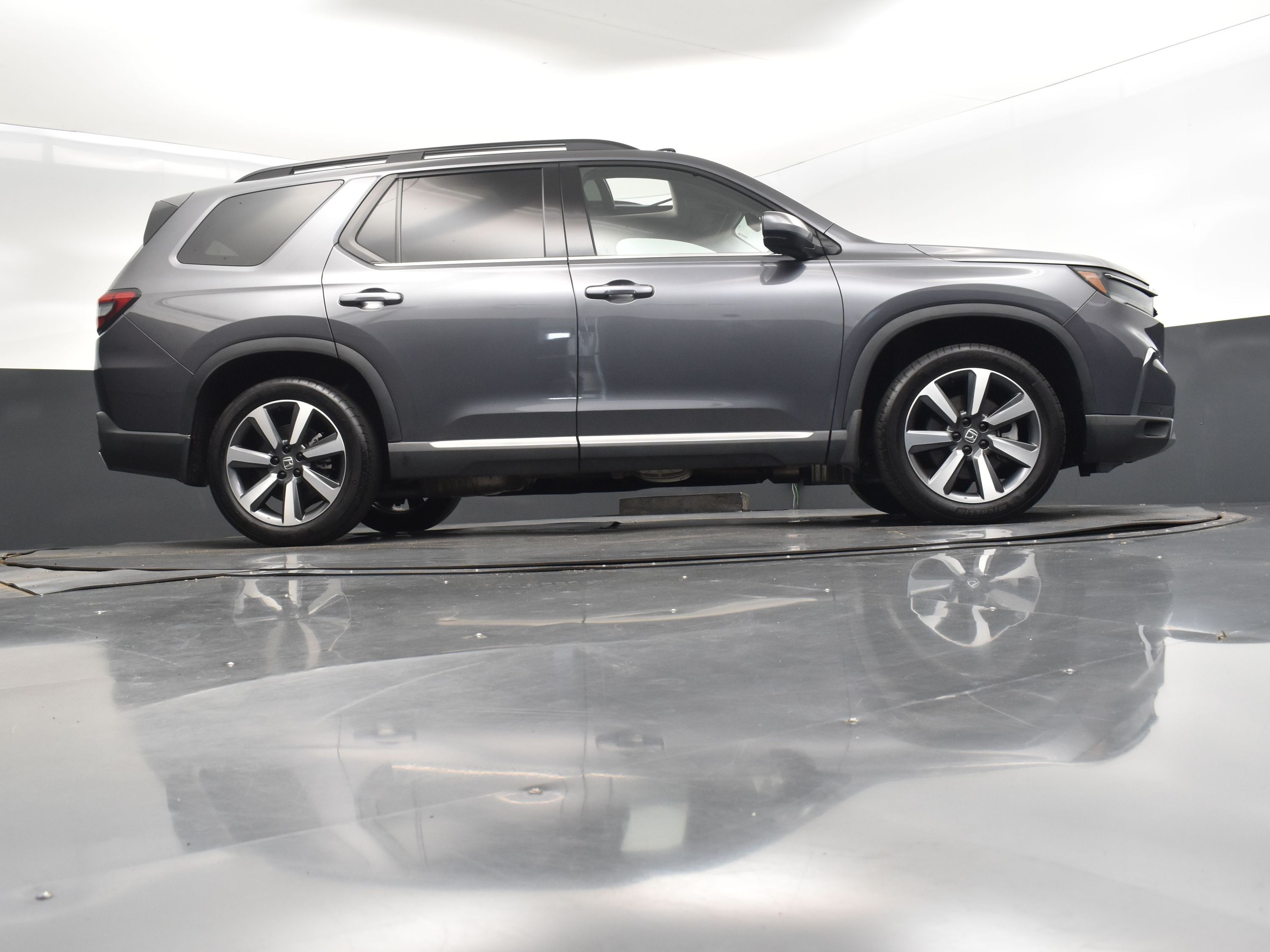 2025 Sonic Gray Pearl Honda Pilot Touring FWD SUV