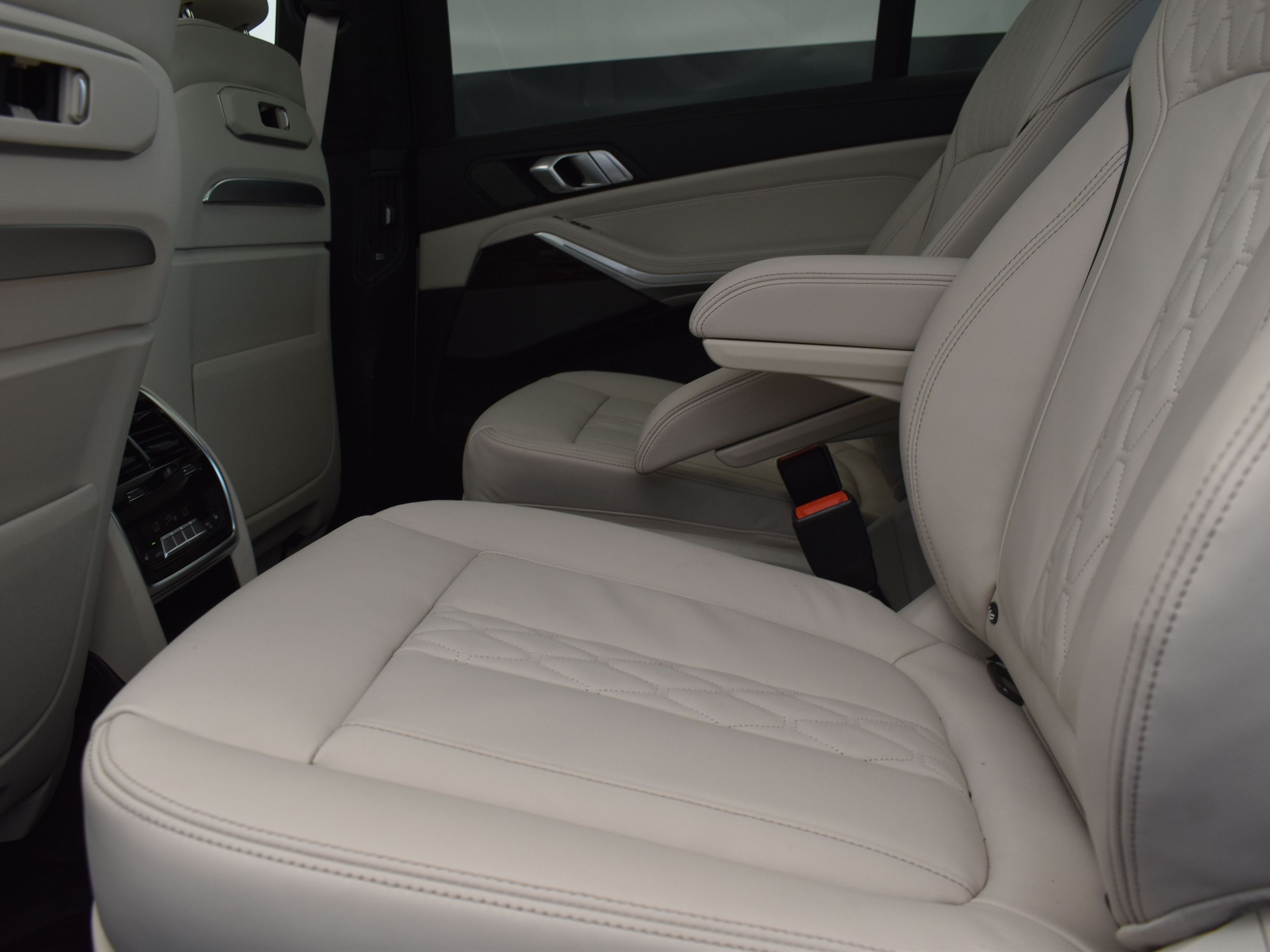 2026 Mineral White Metallic BMW X7 xDrive40i AWD SUV