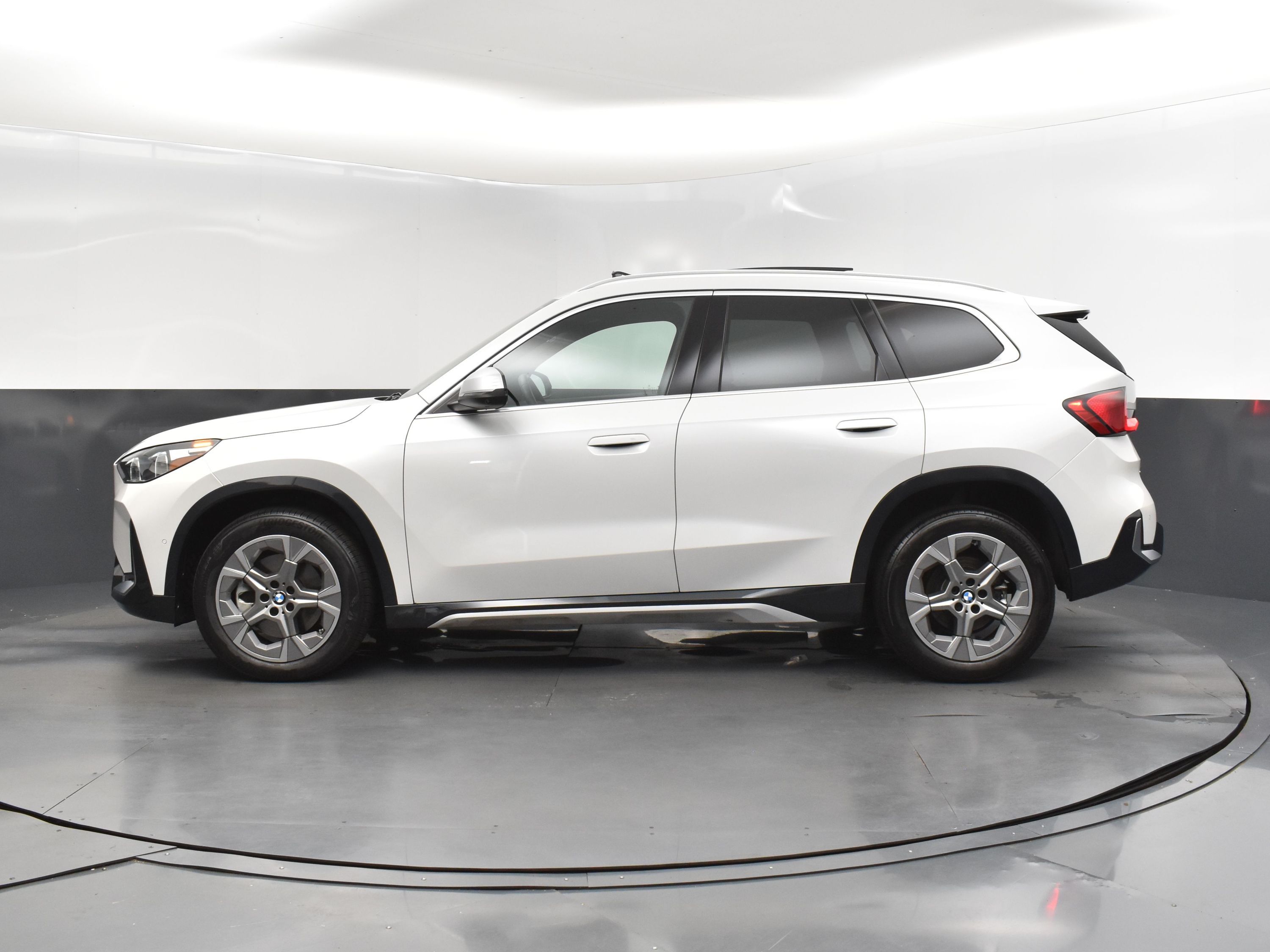 2023 Mineral White Metallic BMW X1 xDrive28i AWD SUV