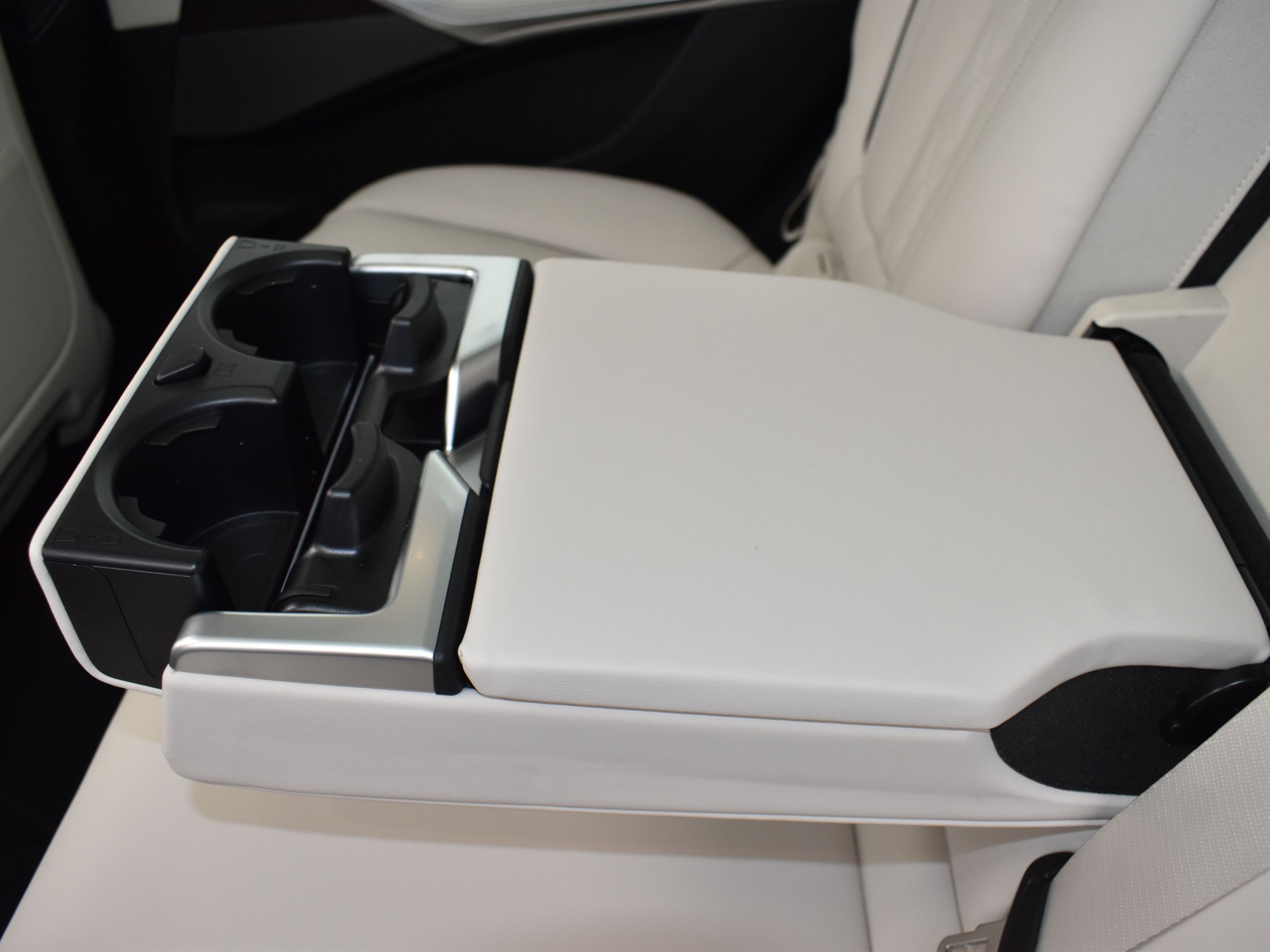 2026 Mineral White Metallic BMW X7 xDrive40i AWD SUV