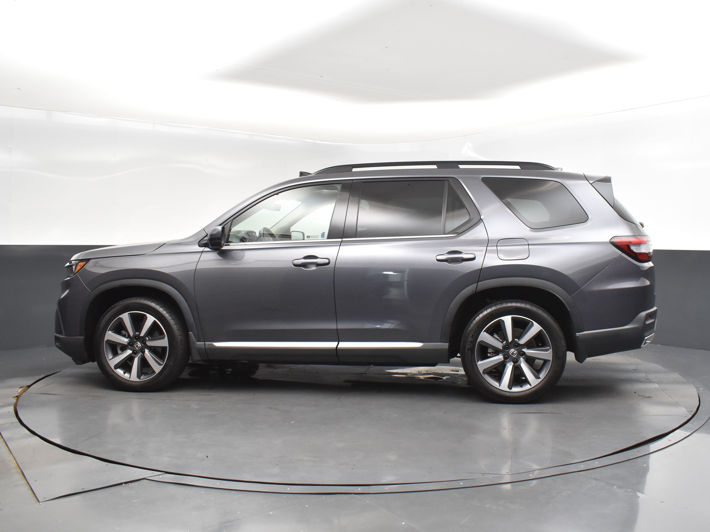 2025 Sonic Gray Pearl Honda Pilot Touring FWD SUV