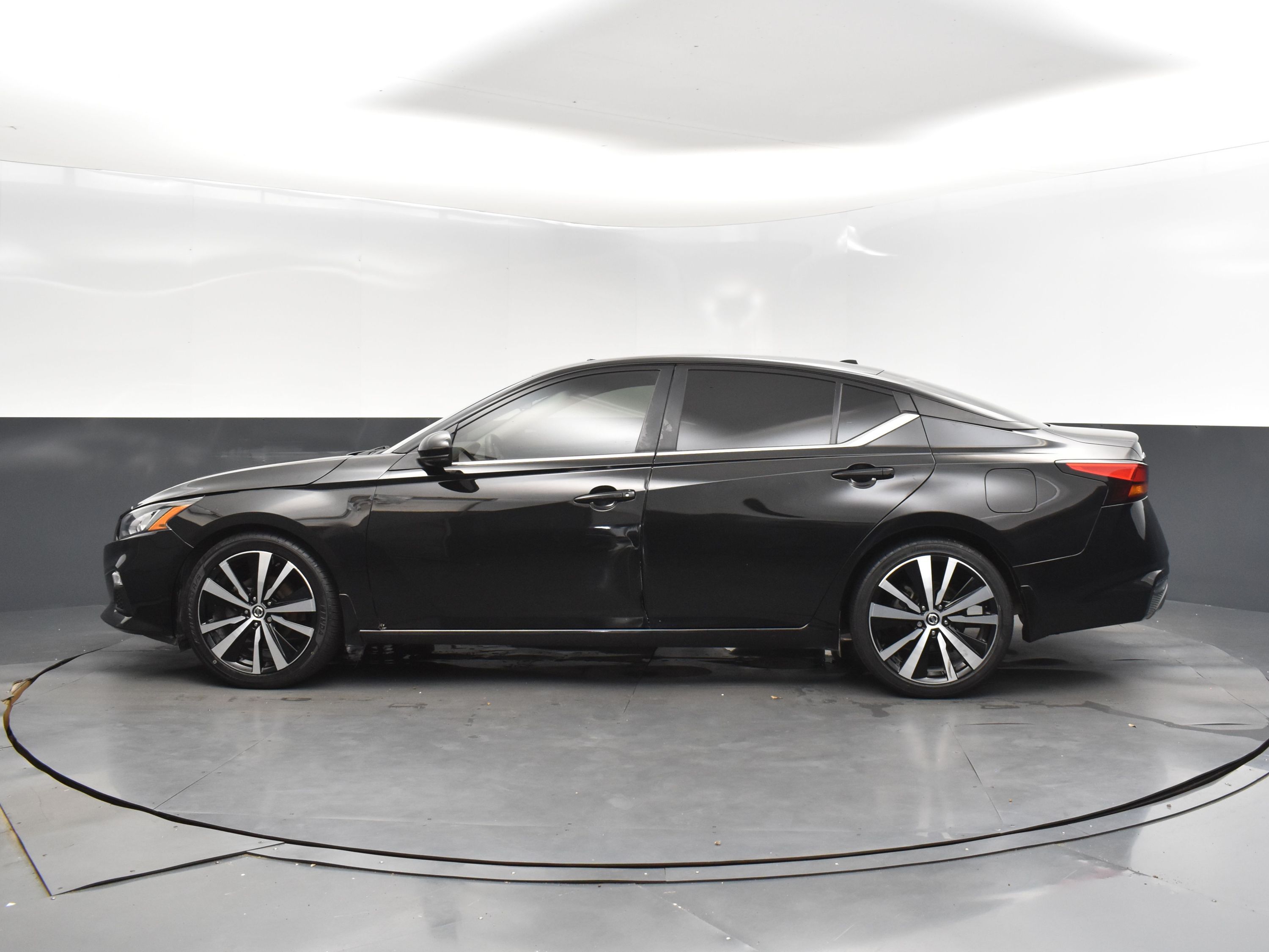 2022 Super Black Nissan Altima 2.0 SR FWD Sedan