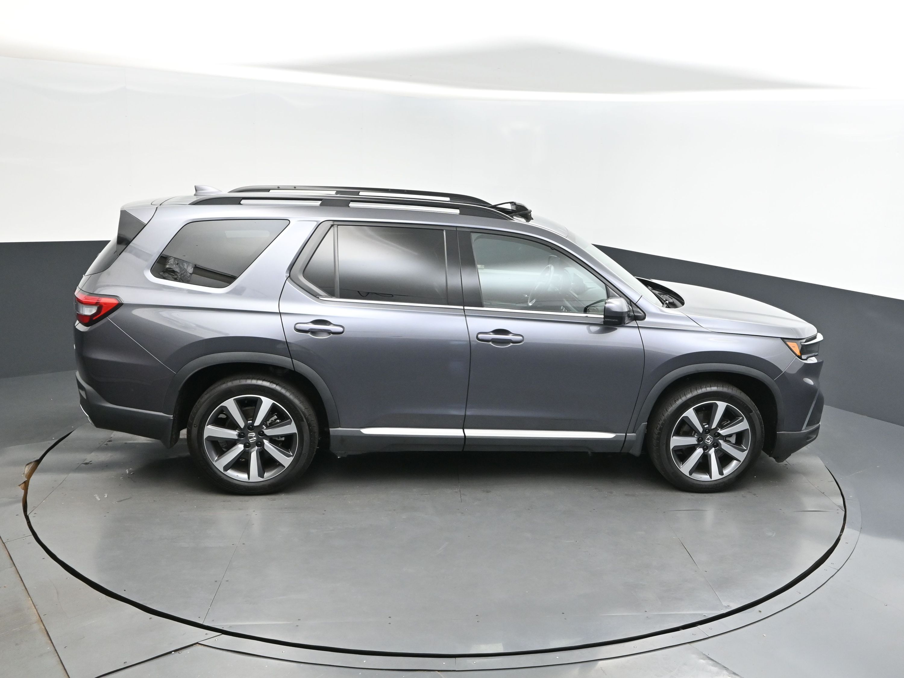 2025 Sonic Gray Pearl Honda Pilot Touring FWD SUV