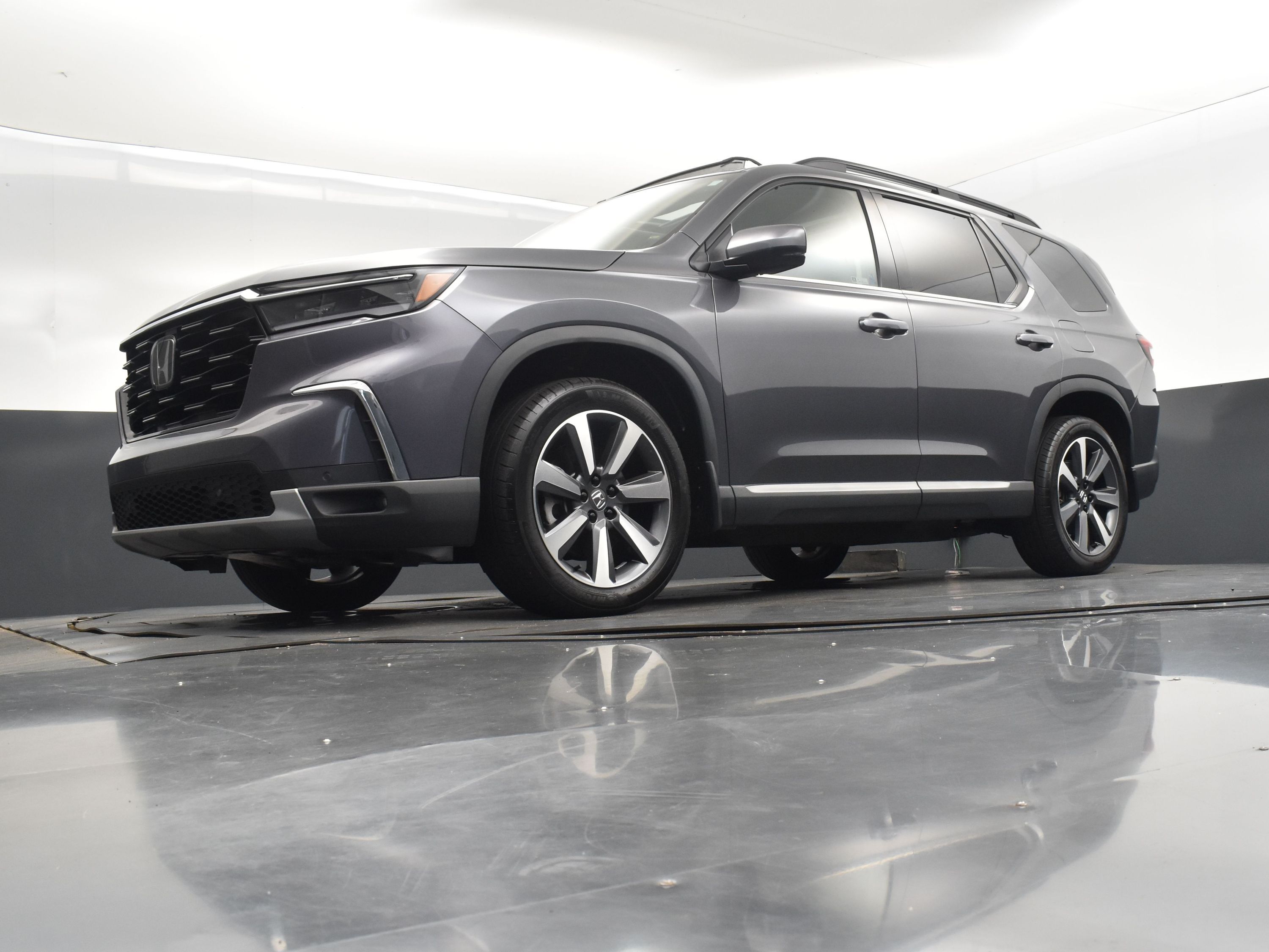 2025 Sonic Gray Pearl Honda Pilot Touring FWD SUV