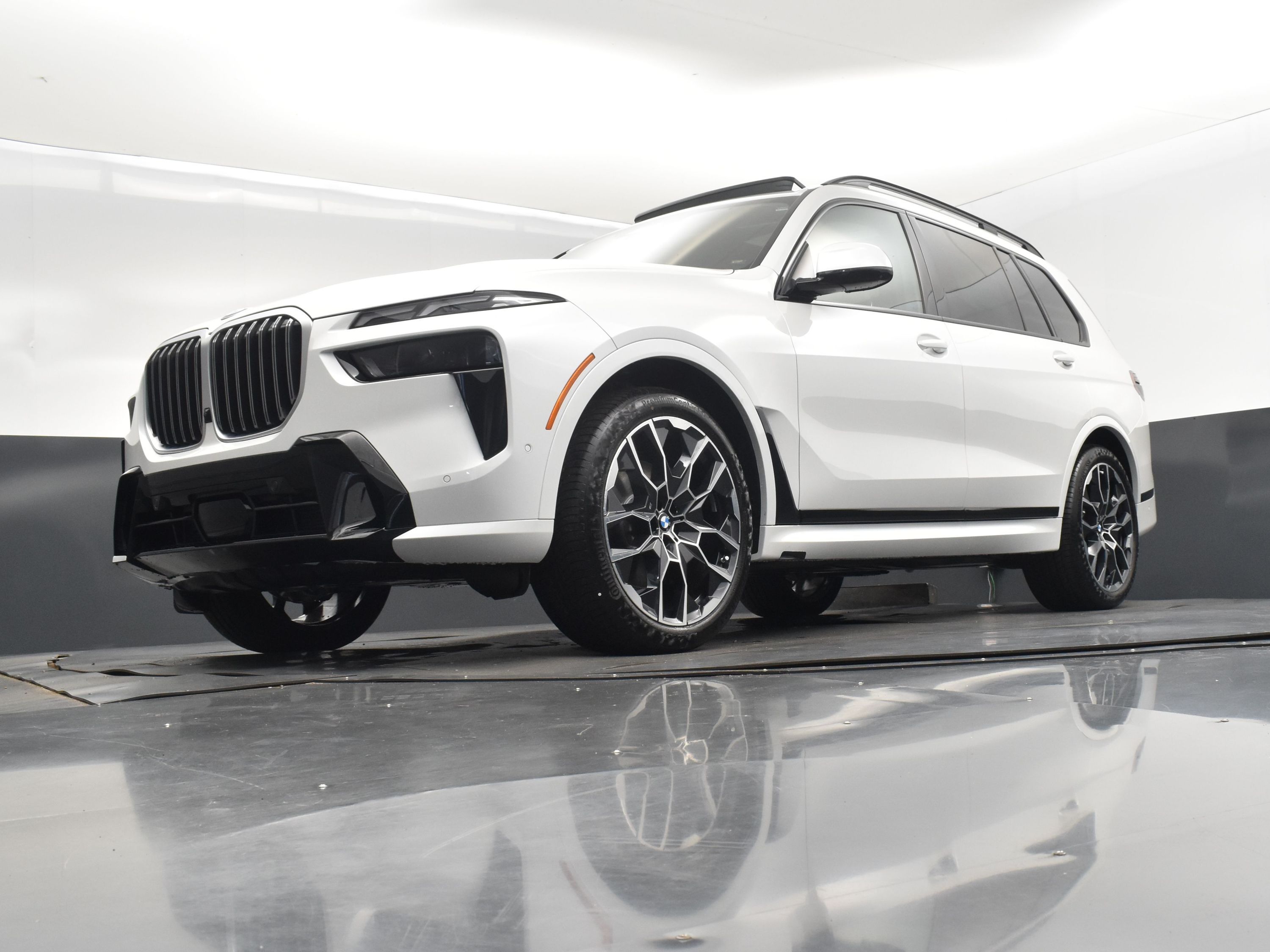2026 Mineral White Metallic BMW X7 xDrive40i AWD SUV